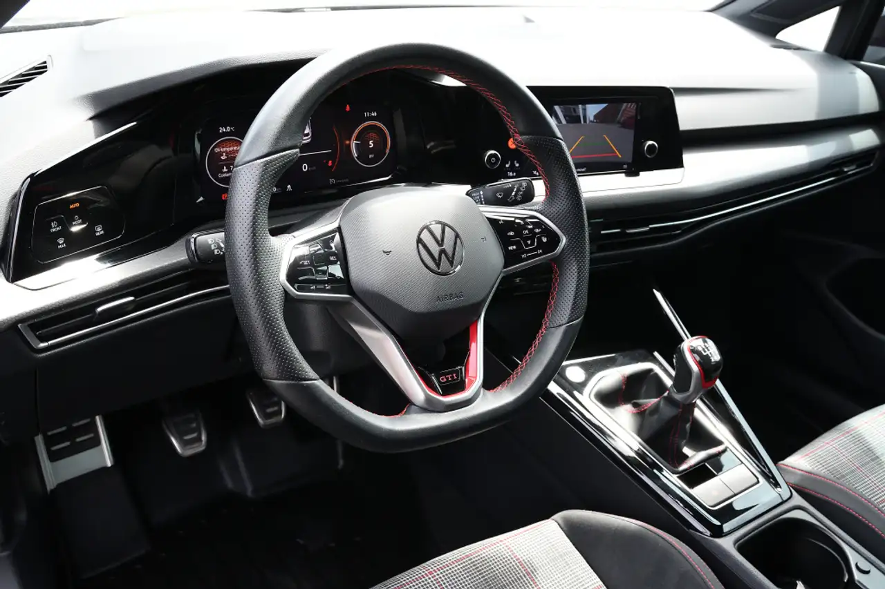 Volkswagen Golf GTI снимка Volkswagen Golf GTI