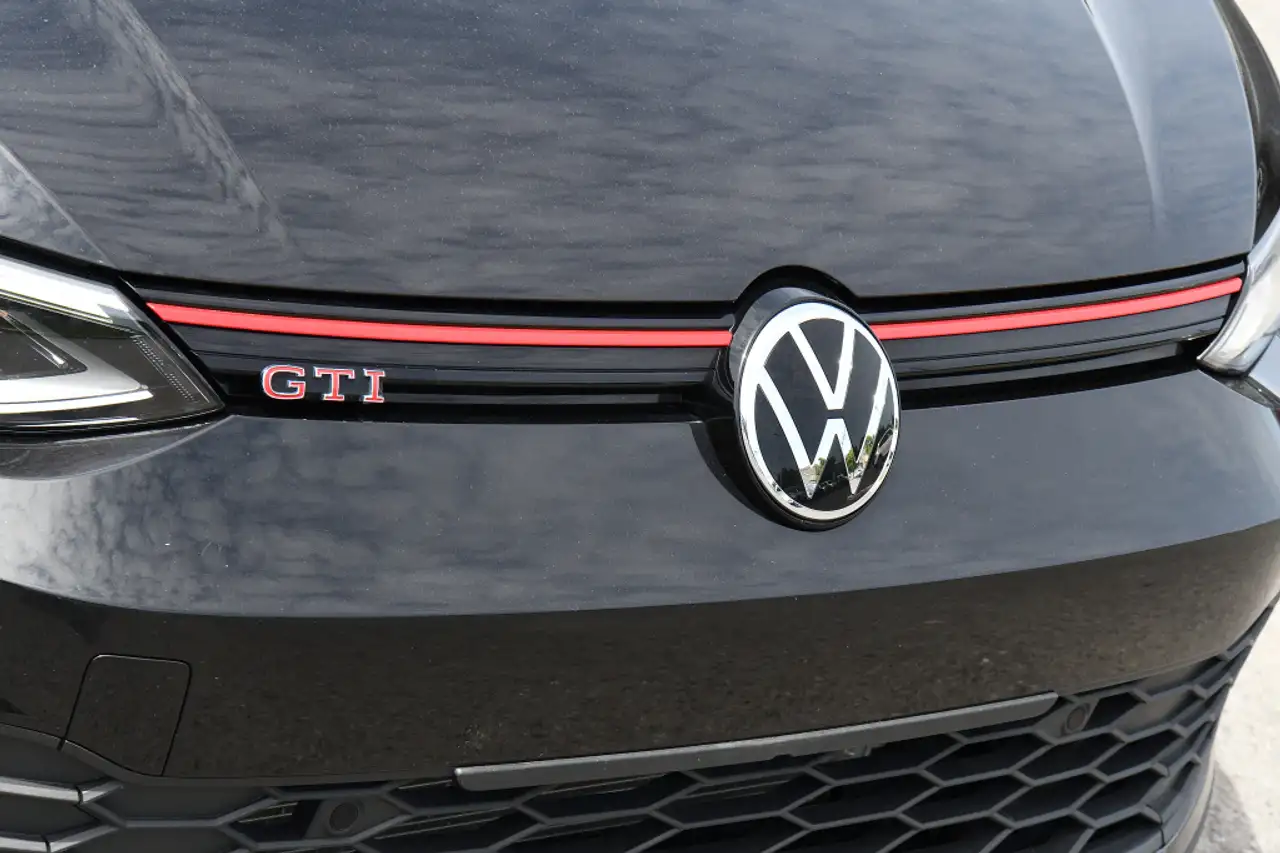 Volkswagen Golf GTI снимка Volkswagen Golf GTI