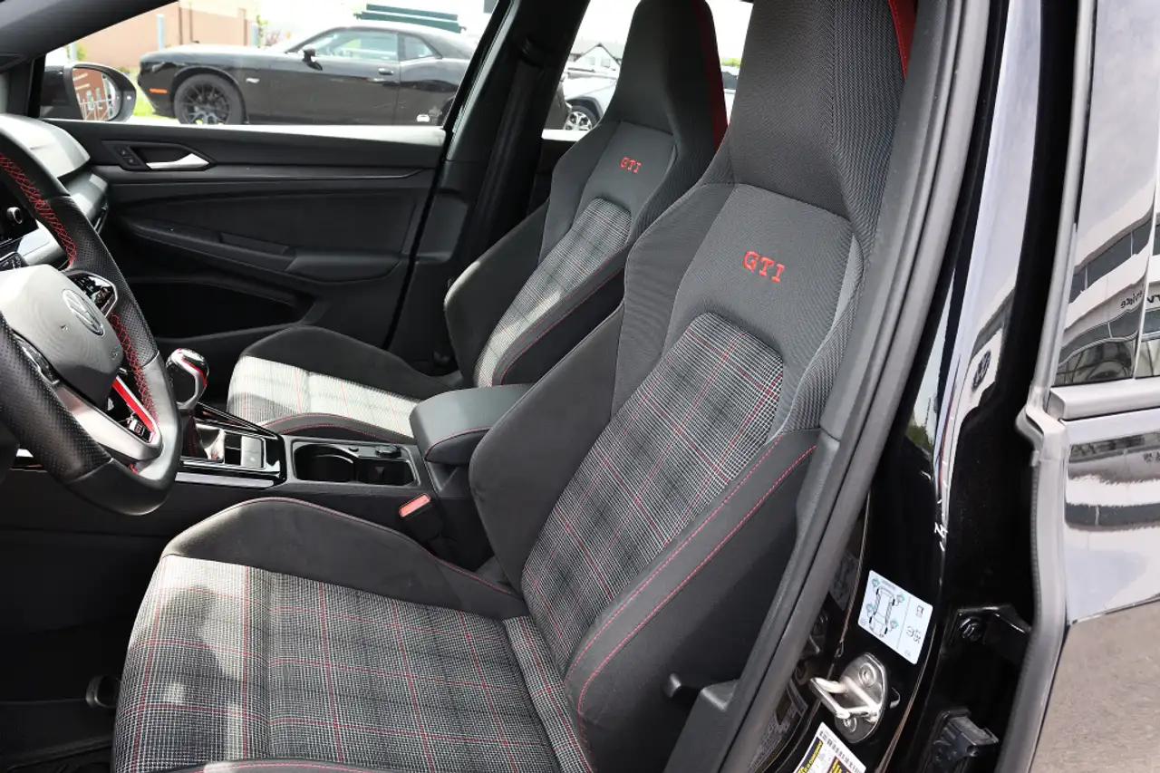 Volkswagen Golf GTI снимка Volkswagen Golf GTI