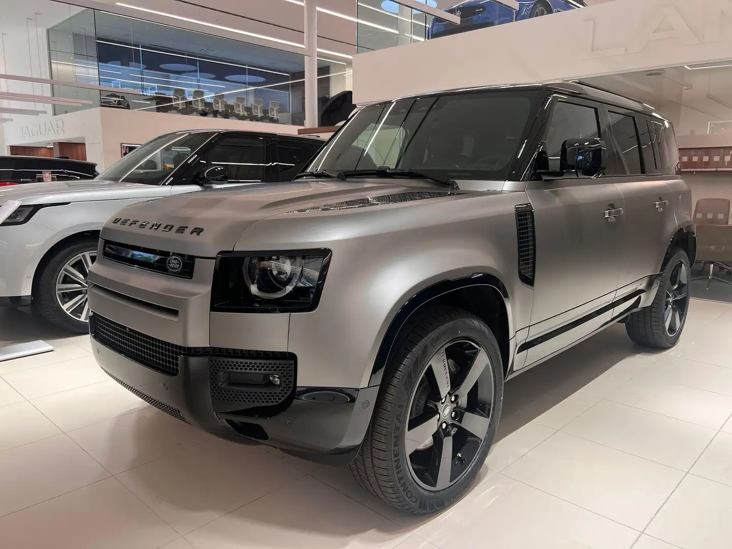 Land Rover Defender P300e X-Dynamic HSE Zilver - 1