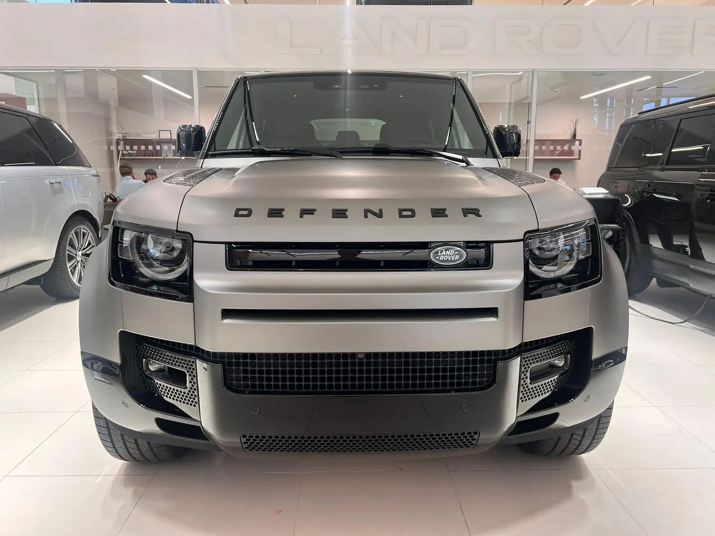 Land Rover Defender P300e X-Dynamic HSE Zilver - 2