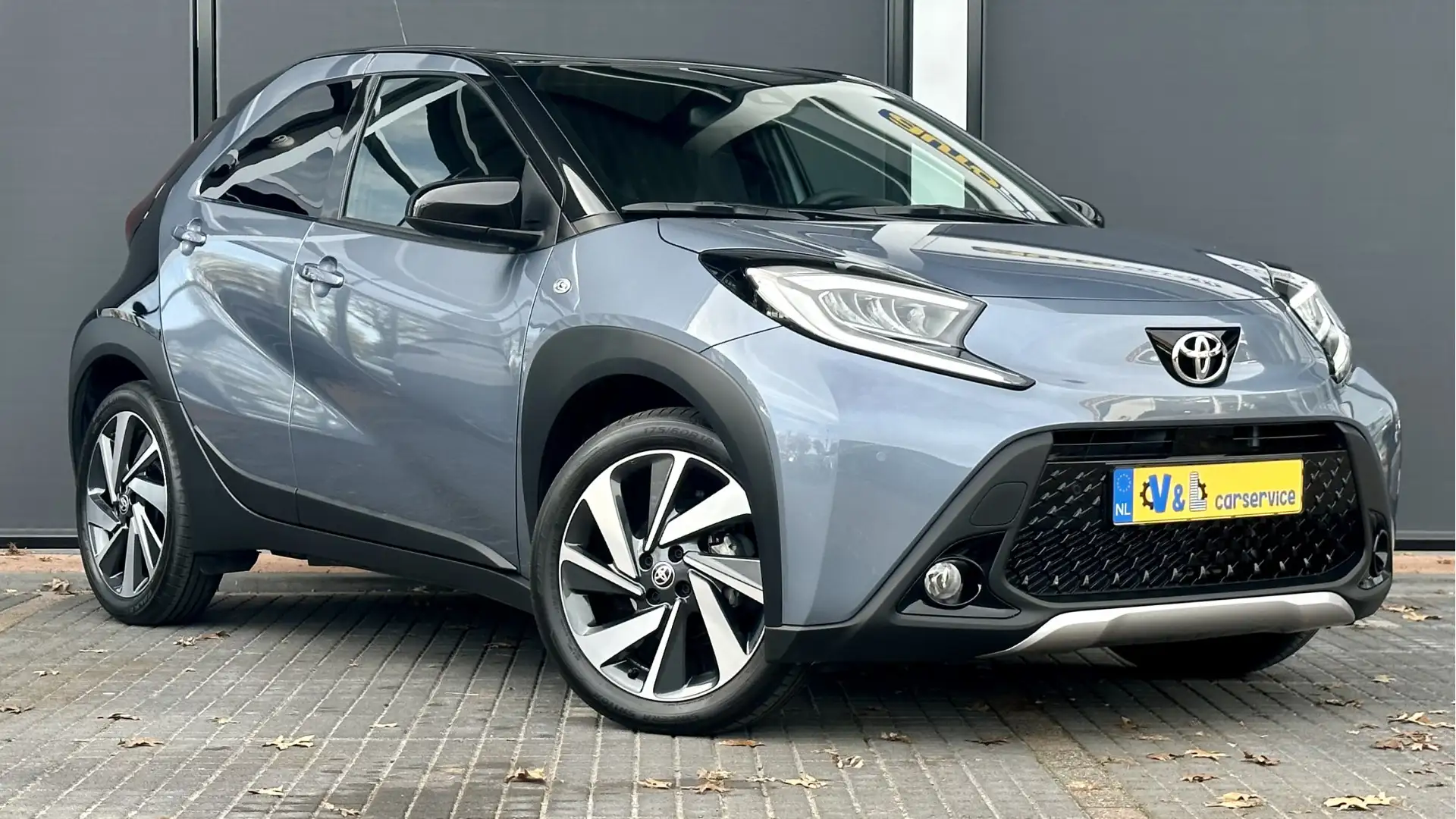 Toyota Aygo X 1.0 VVT-i S-CVT Premium / Carplay / Stoelverwr. / Grijs - 1