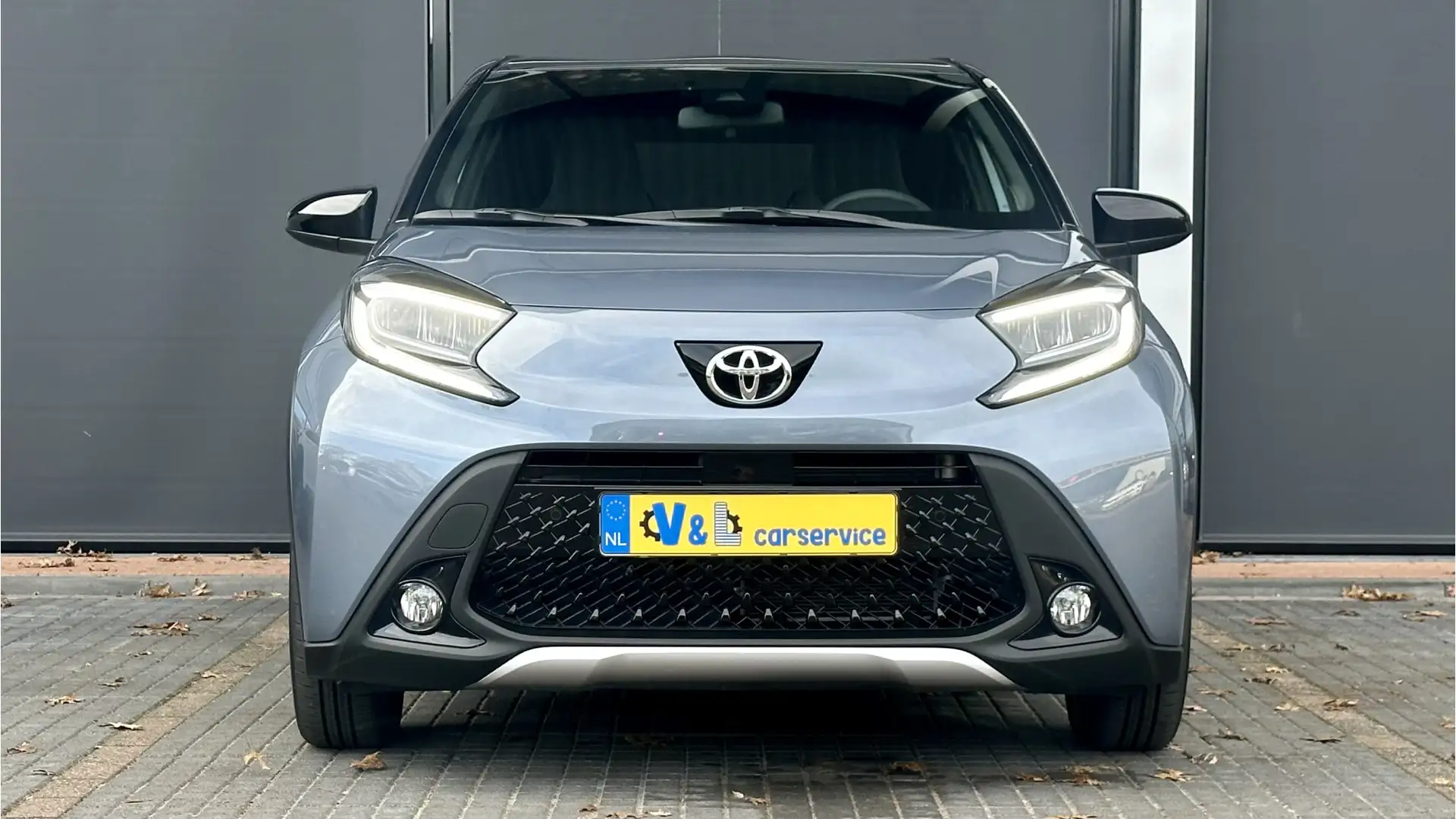 Toyota Aygo X 1.0 VVT-i S-CVT Premium / Carplay / Stoelverwr. / Grijs - 2