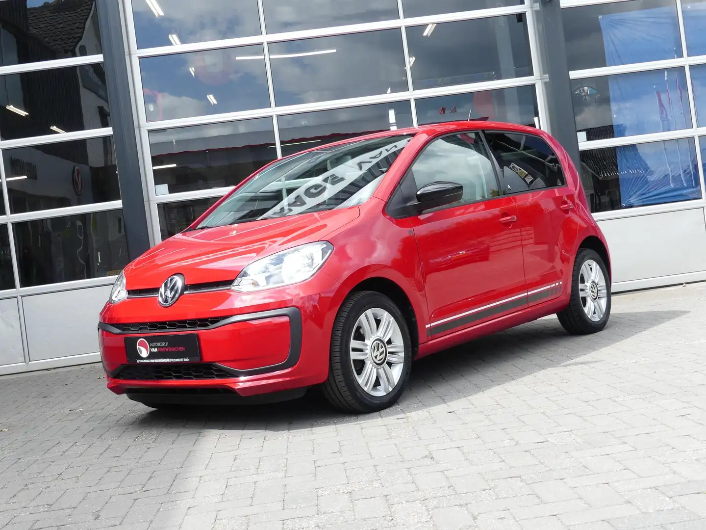 Volkswagen up! 1.0 BMT up! Beats *t/m 10de bouwjaar garantie! Rood - 2