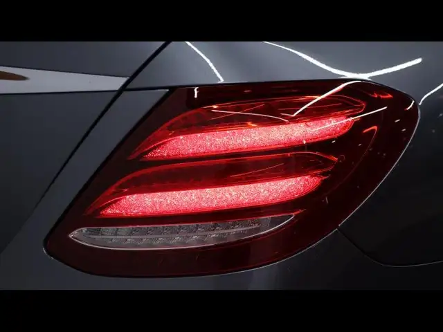 Mercedes-Benz 220 view 8