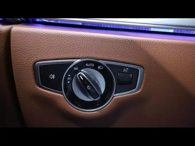Mercedes-Benz 220 view 26