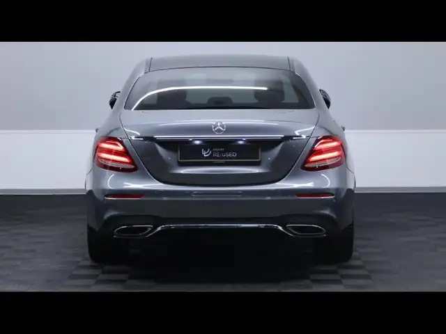 Mercedes-Benz 220 view 5