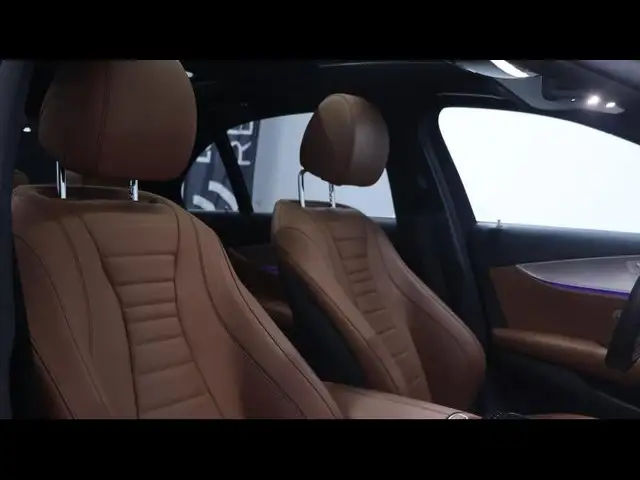 Mercedes-Benz 220 view 11