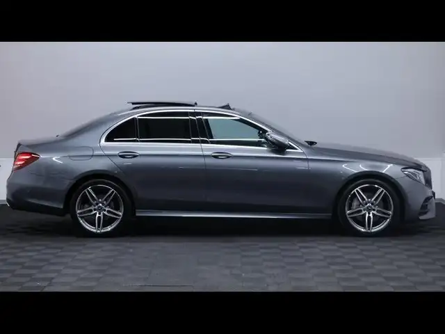 Mercedes-Benz 220 view 3