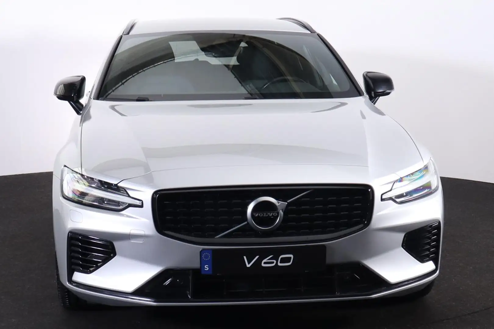 Volvo V60 T8 Recharge AWD R-Design - IntelliSafe Assist & Su Silver - 2