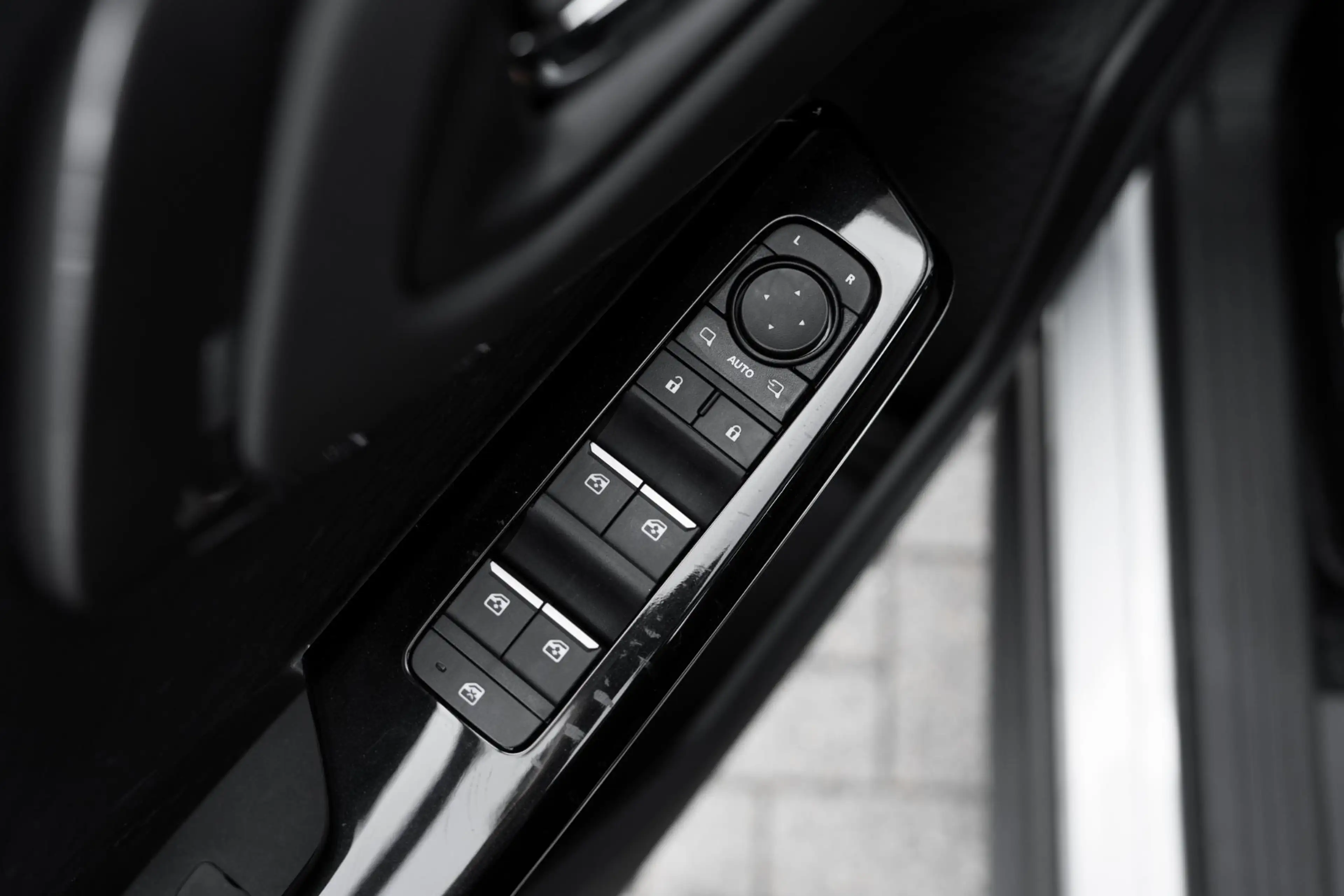 Toyota Urban Cruiser Executive 61 kWh — photo 37