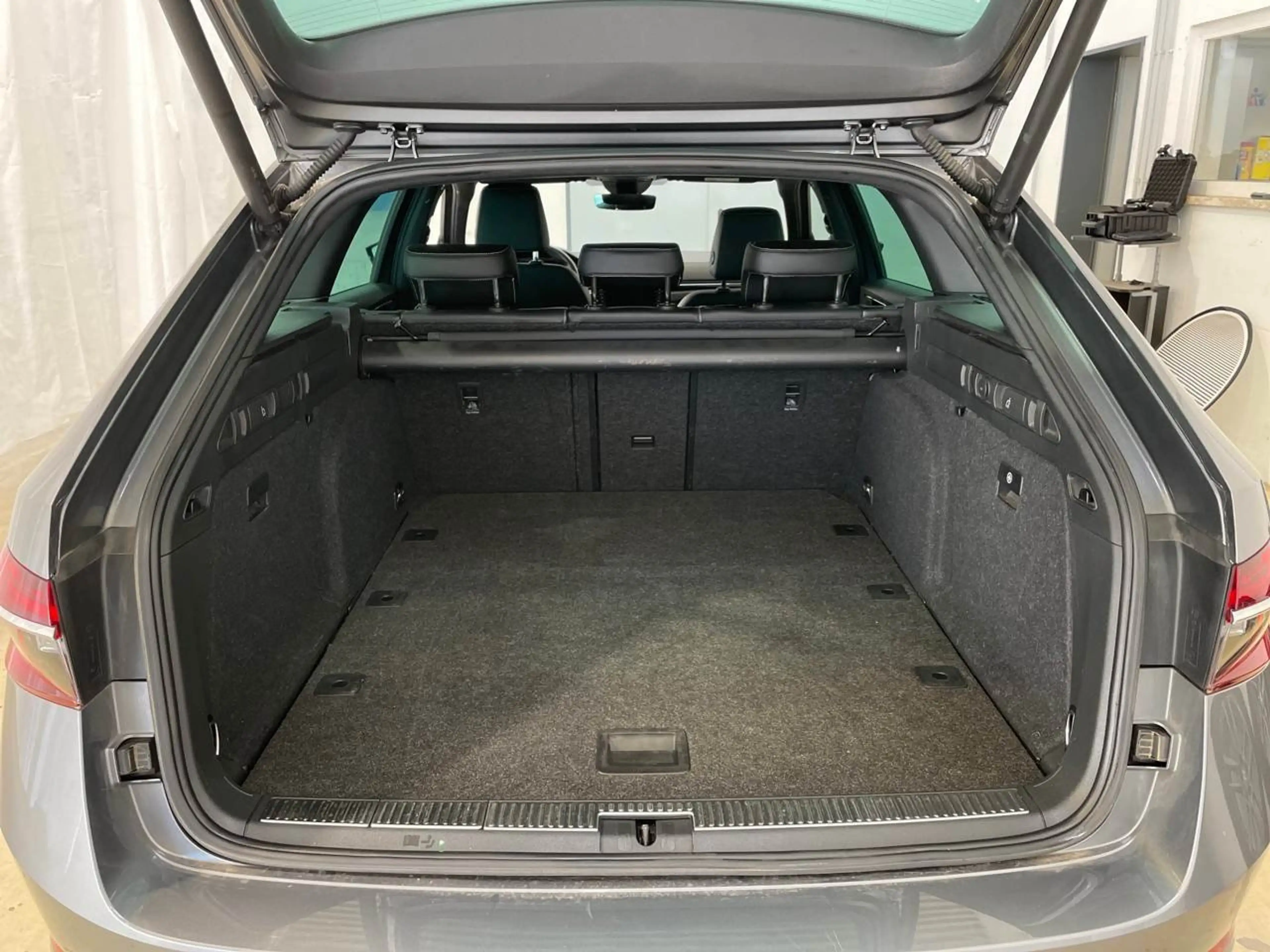 Skoda Superb Combi 2.0 TDI L&K Virtual AHK ACC BLIS — photo 14