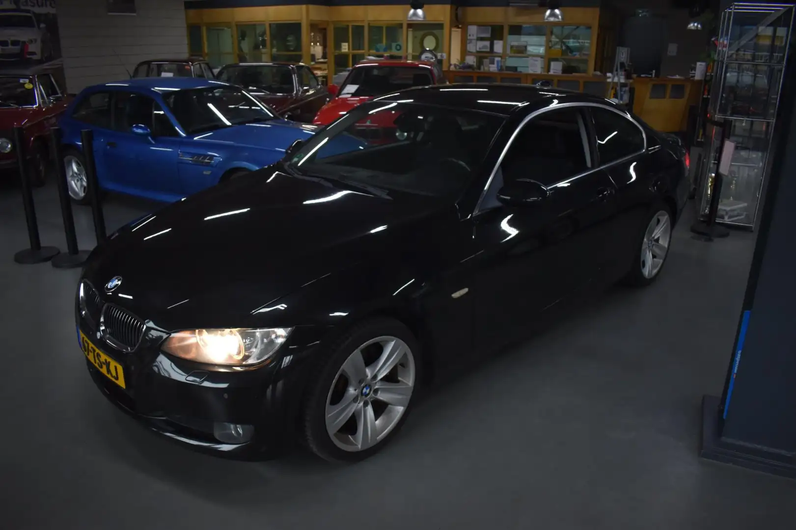 BMW 325 3-serie Coupé 325xi High Executive Schwarz - 2