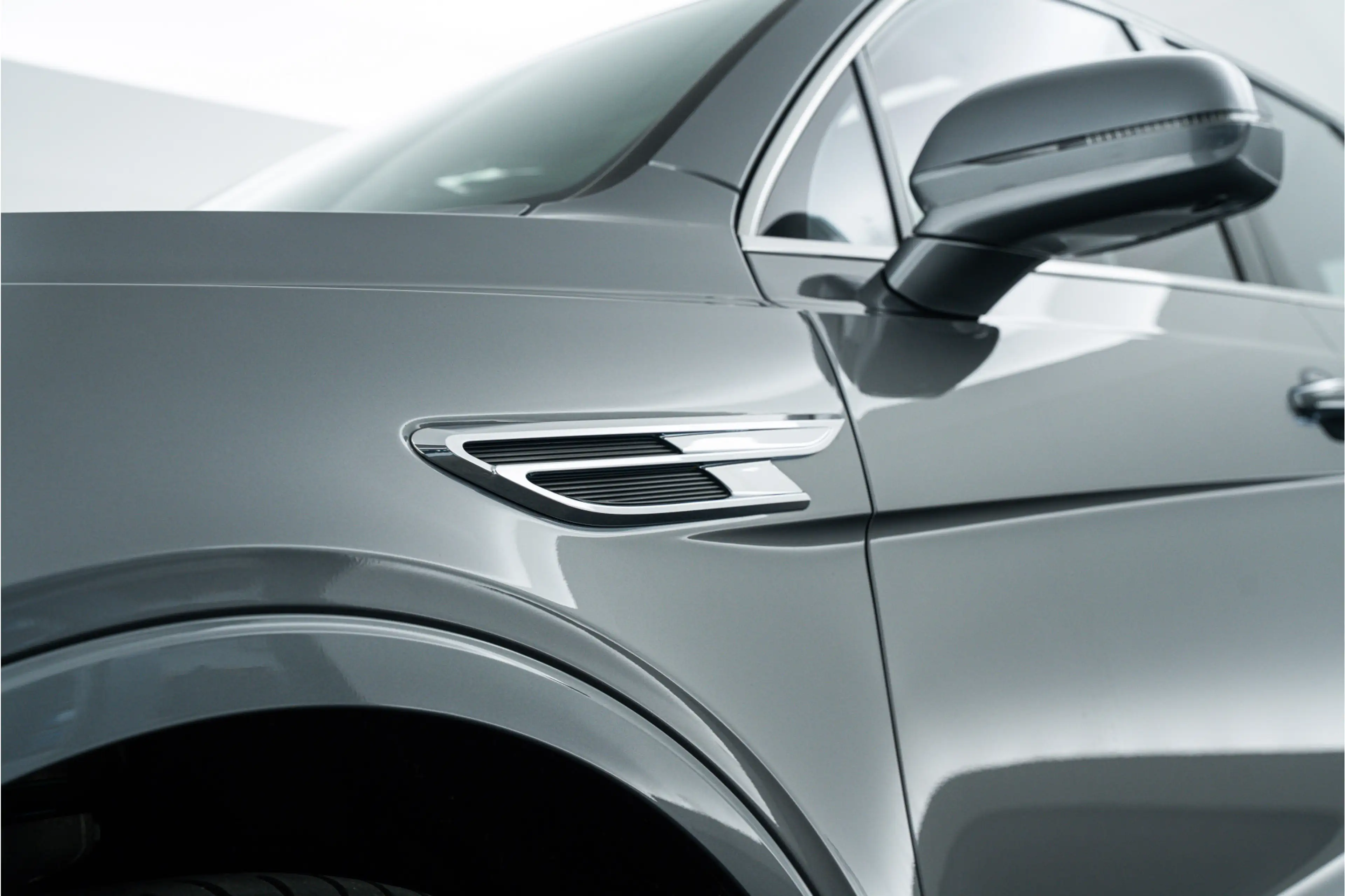 Bentley Bentayga Hybrid MY2021 — photo 14
