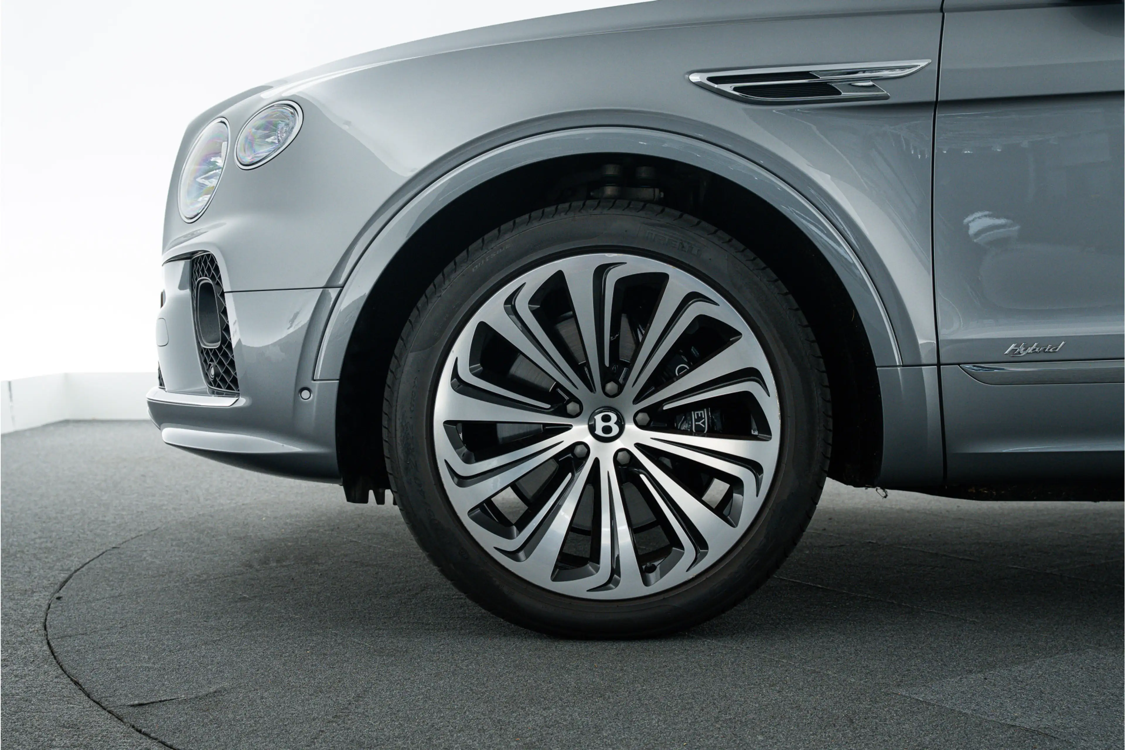 Bentley Bentayga Hybrid MY2021 — photo 9