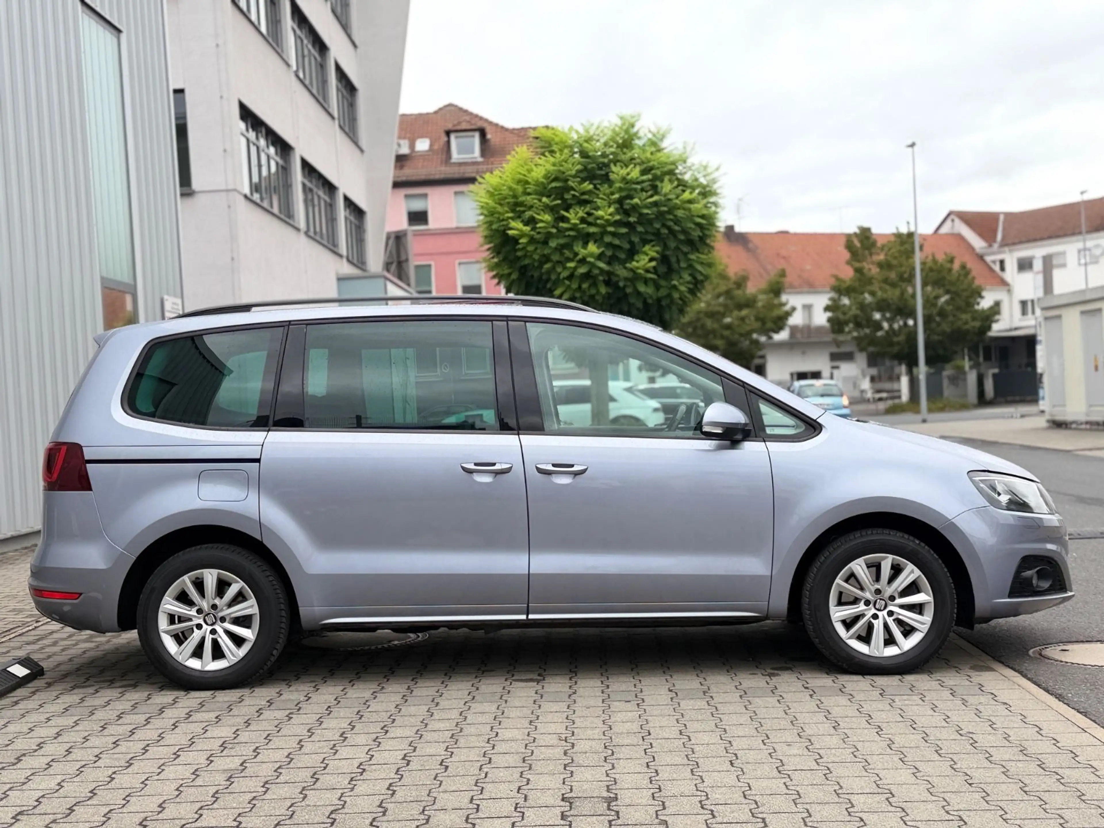 SEAT Alhambra Style 7 Sitzer AHK Spur-Assis 2xS-Tür — photo 9