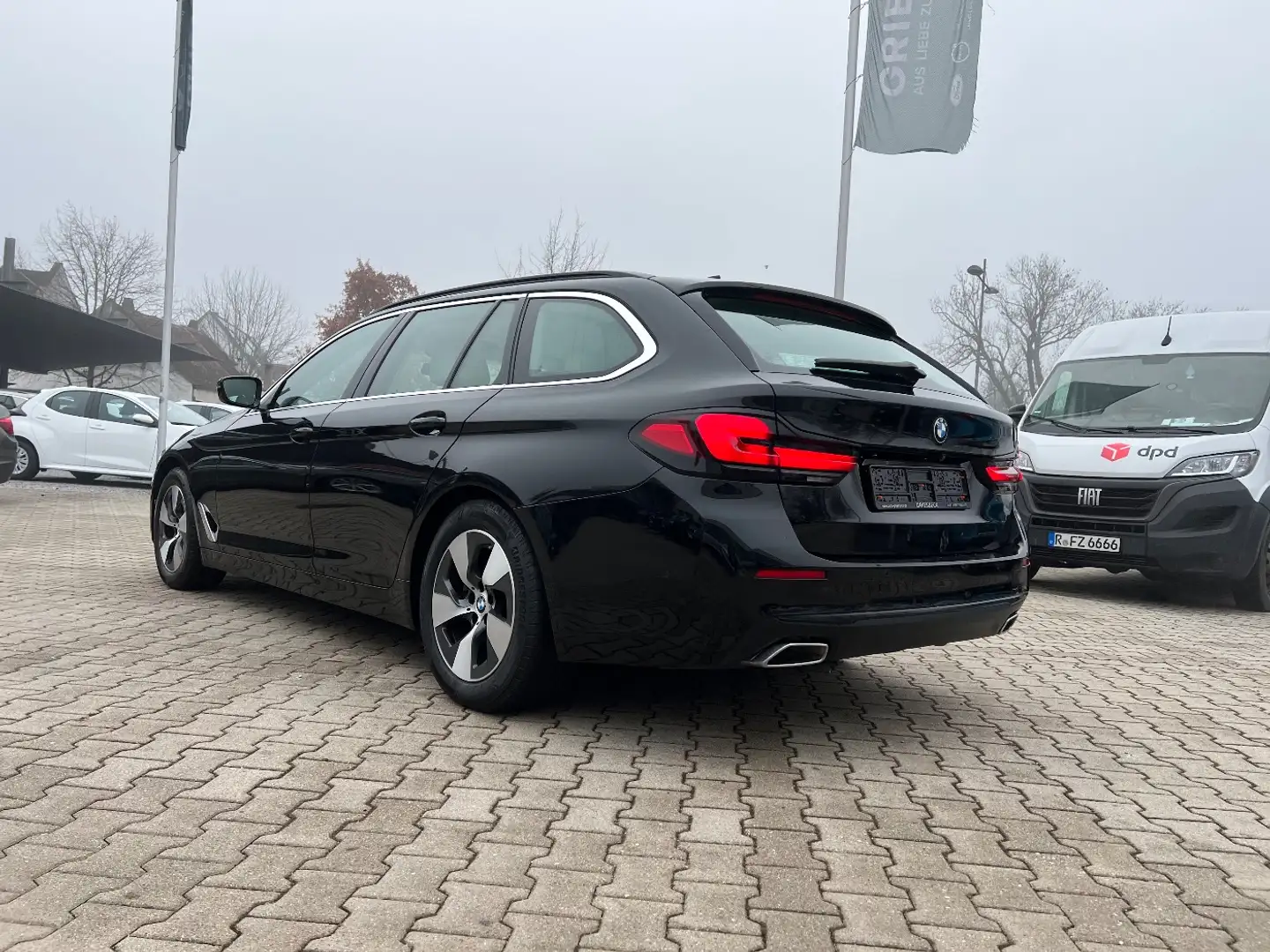 BMW 520 d Touring *LED Navi AHK Luftf. Kamera Sitzh.* Schwarz - 2