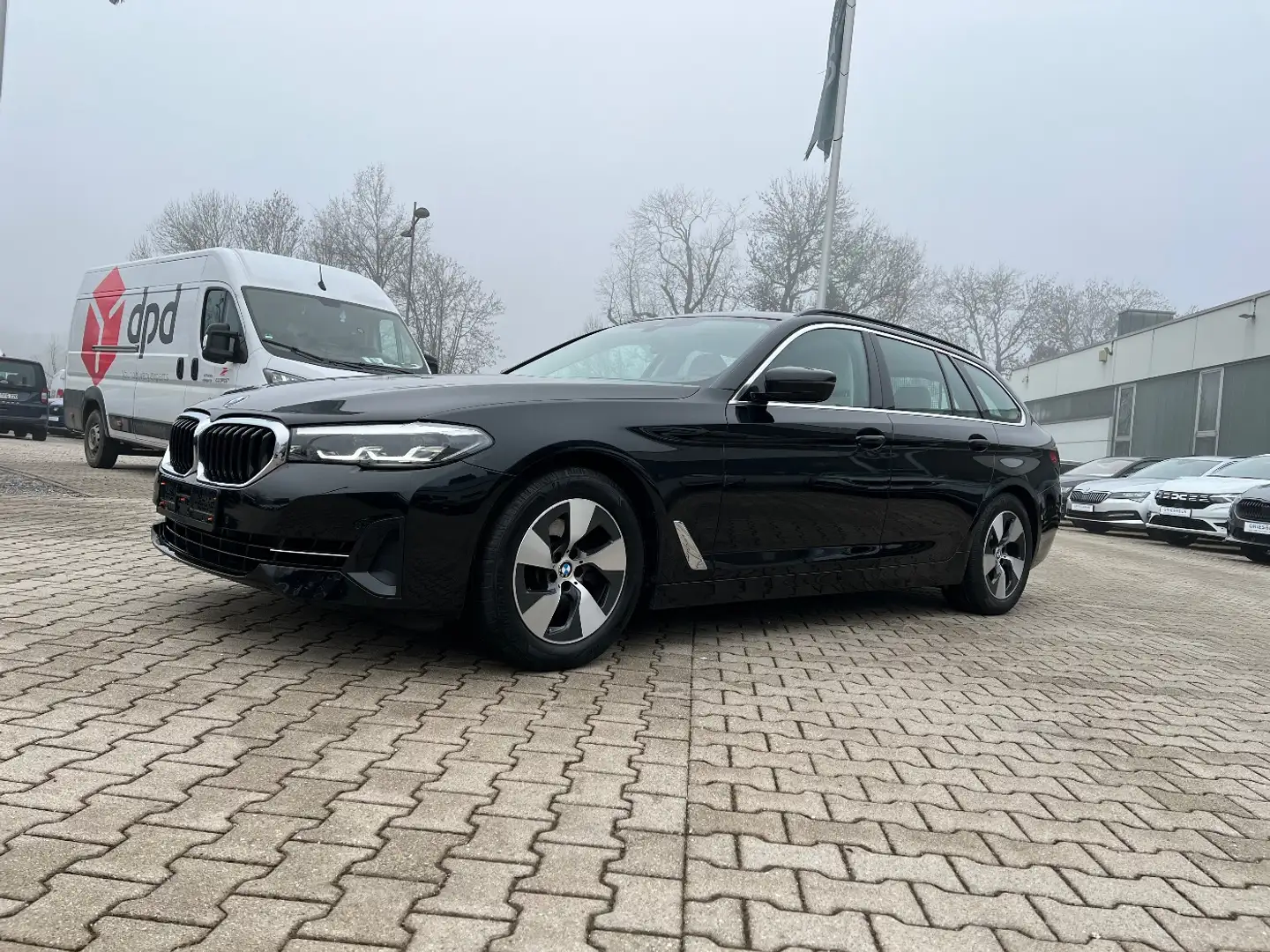 BMW 520 d Touring *LED Navi AHK Luftf. Kamera Sitzh.* Schwarz - 1