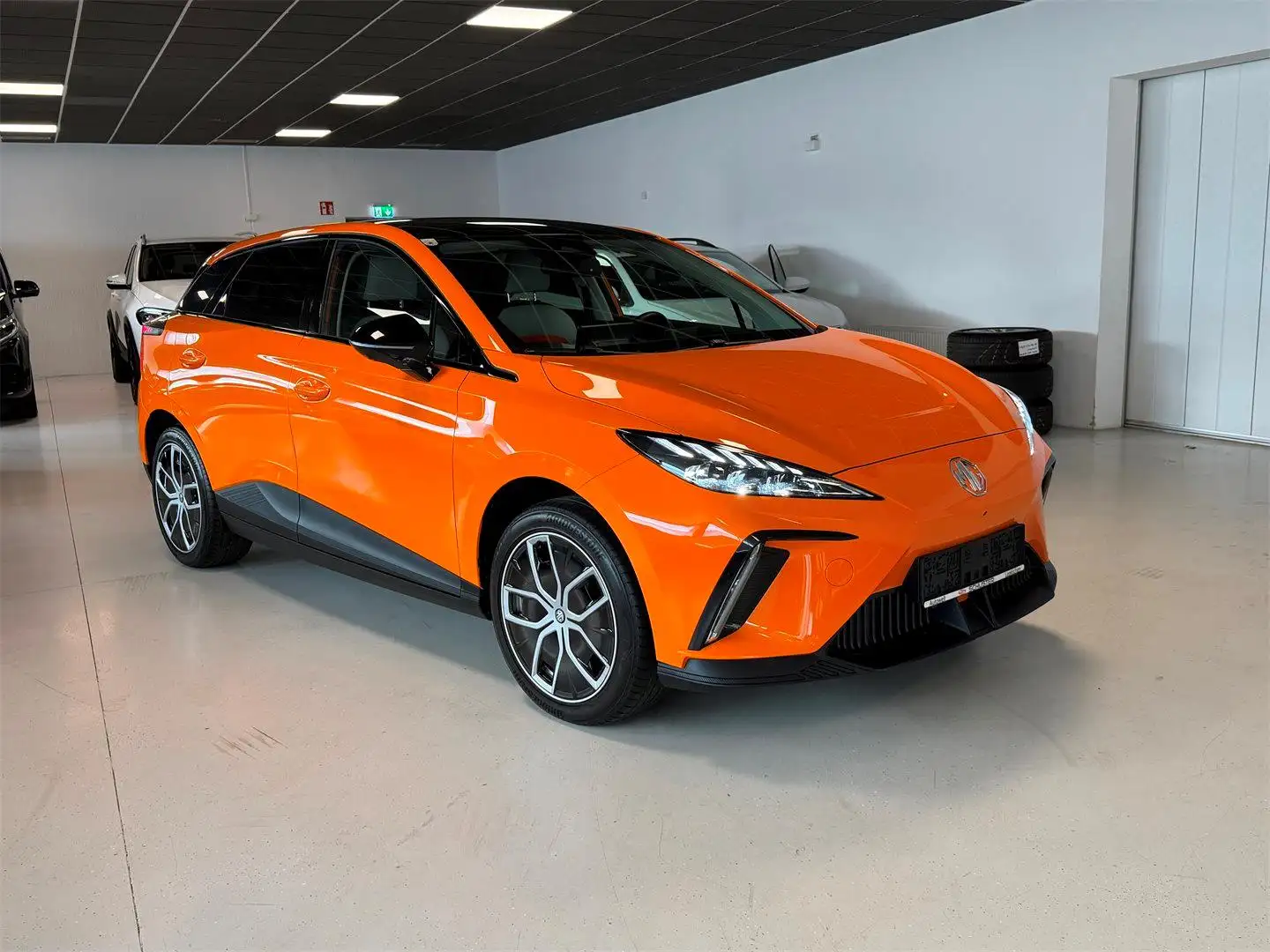 MG MG4 EV 77 kWh Trophy Extended Range Orange - 1