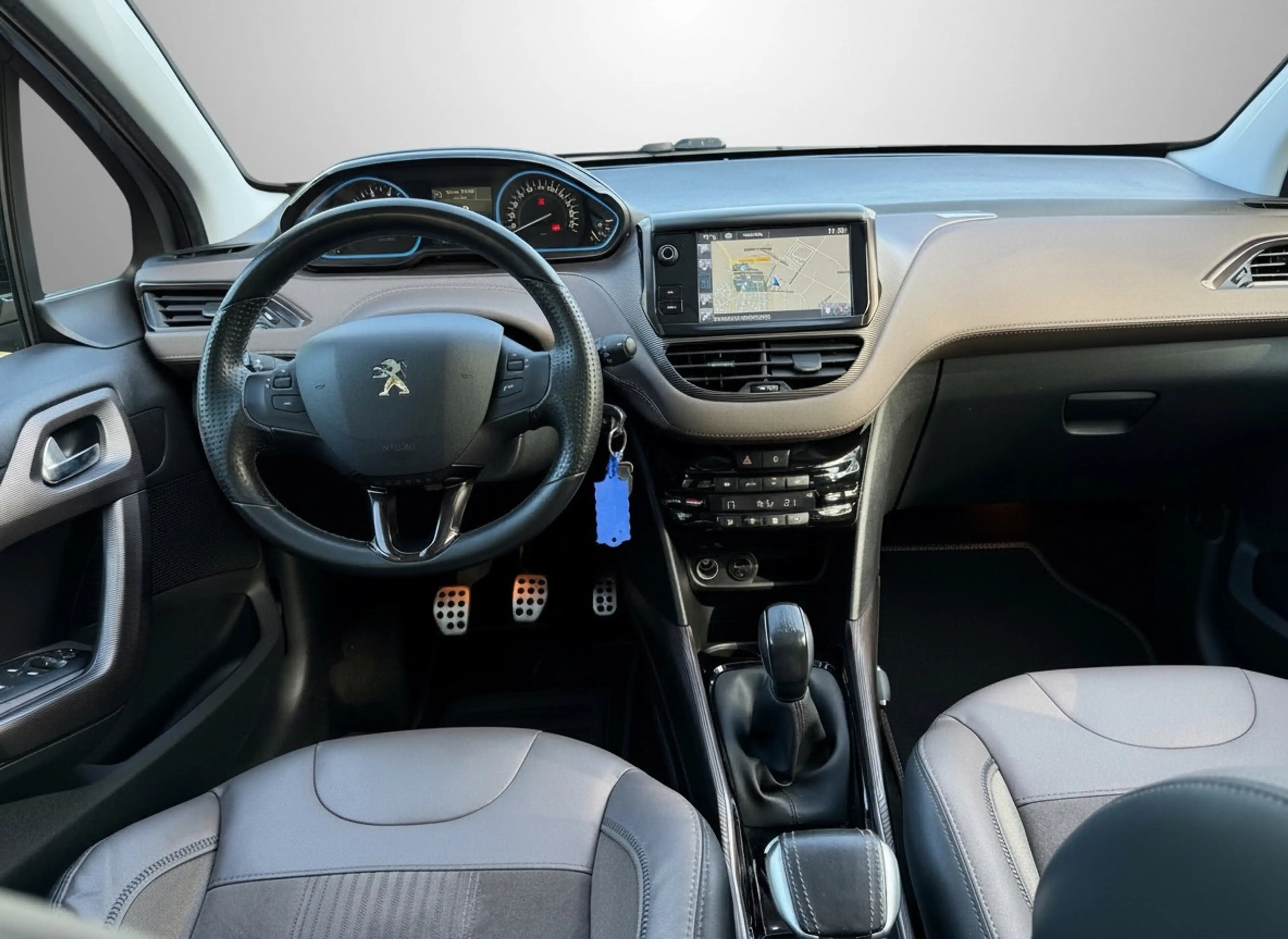 Peugeot 2008 1.2 PureTech Féline, afneembare trekhaak, panorama — photo 2