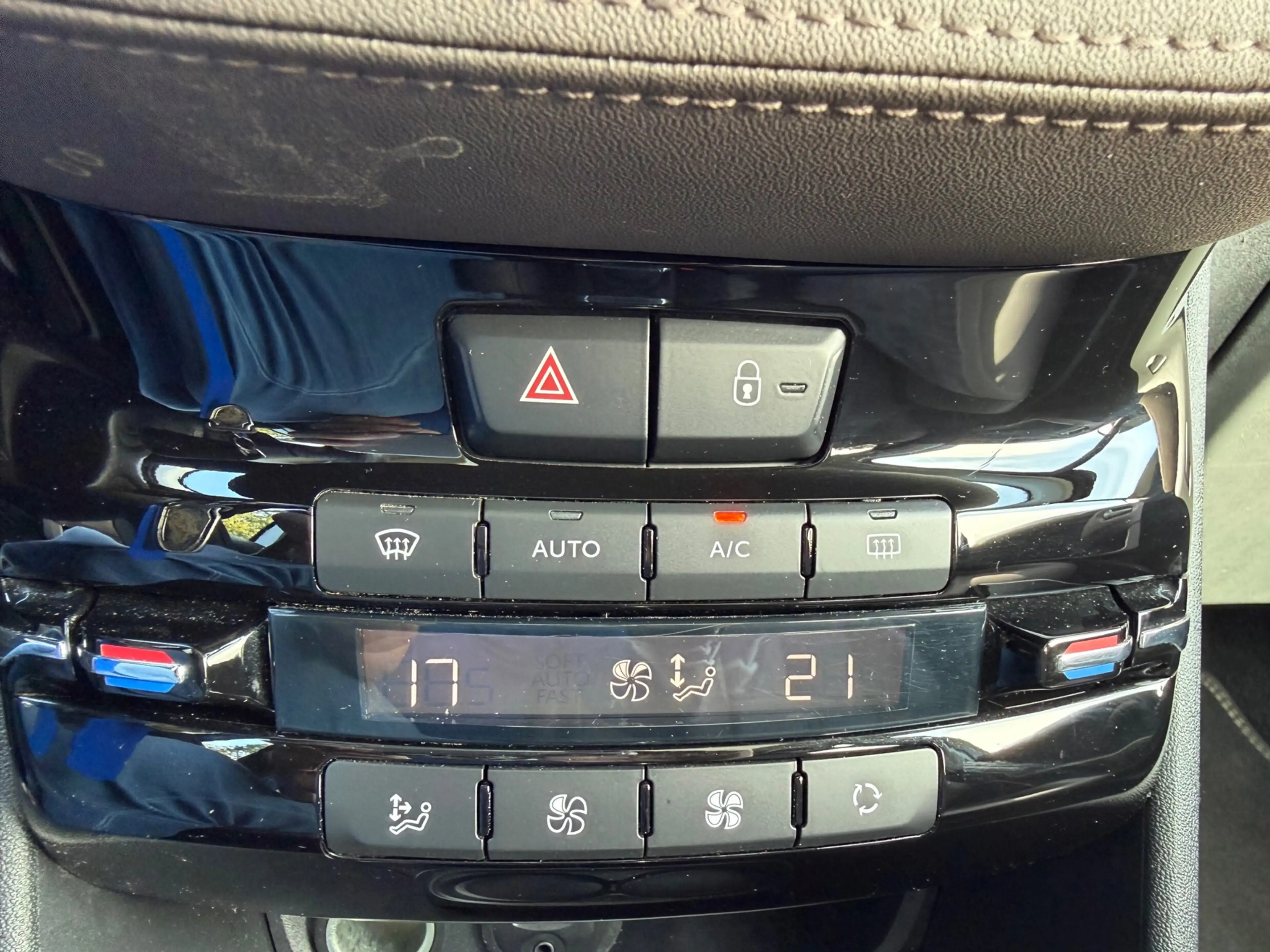 Peugeot 2008 1.2 PureTech Féline, afneembare trekhaak, panorama — photo 12