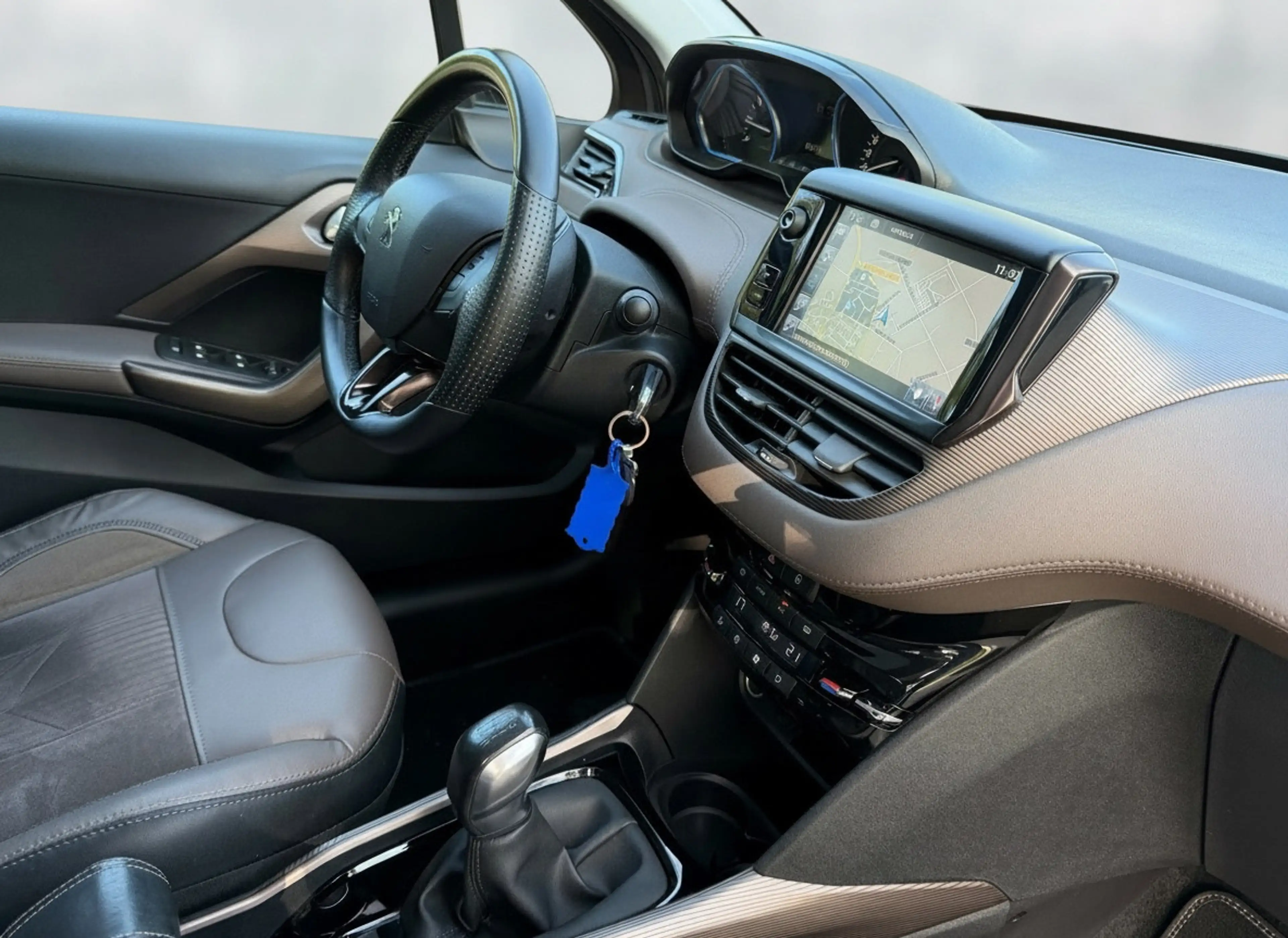 Peugeot 2008 1.2 PureTech Féline, afneembare trekhaak, panorama — photo 18