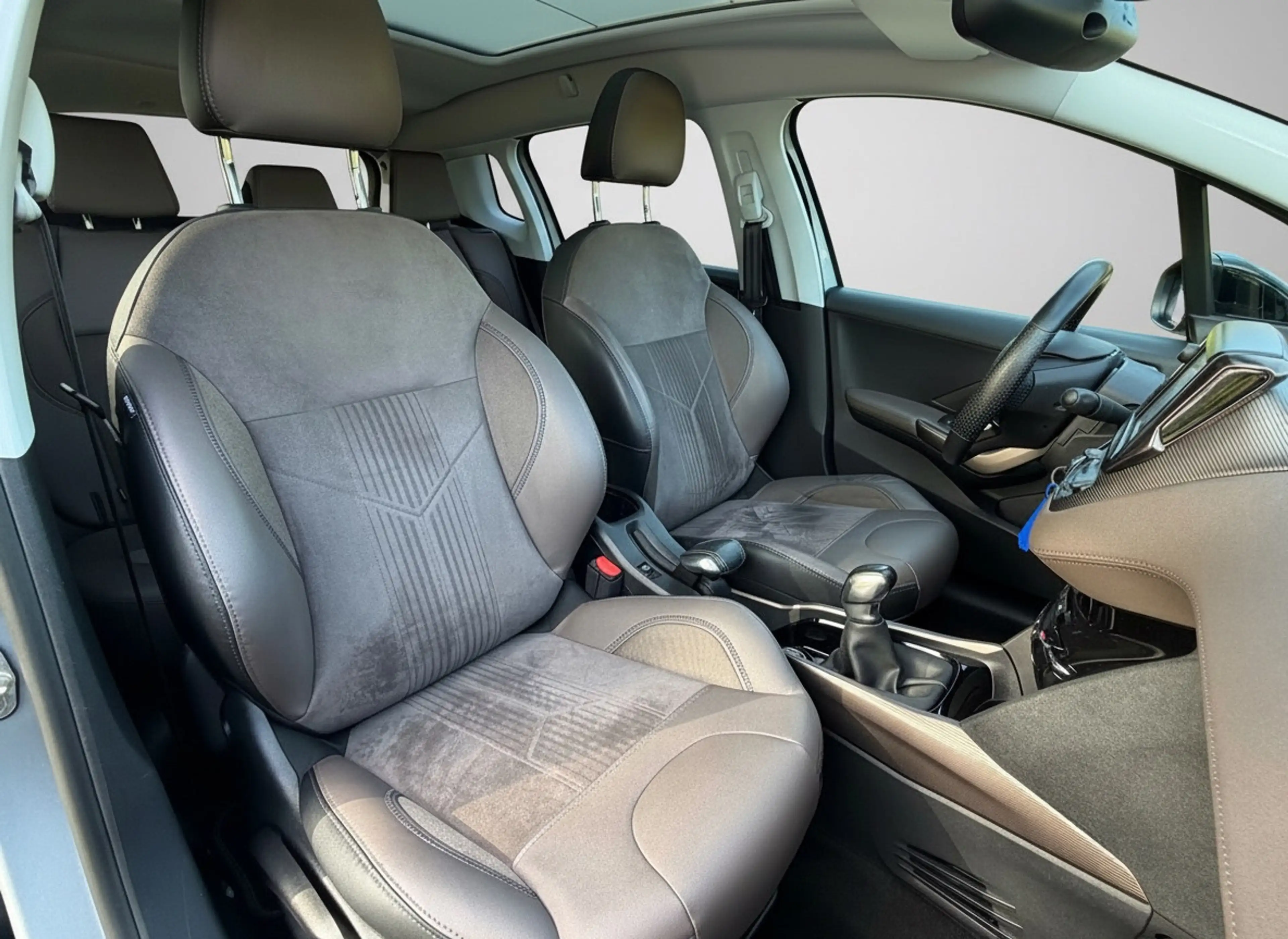 Peugeot 2008 1.2 PureTech Féline, afneembare trekhaak, panorama — photo 4