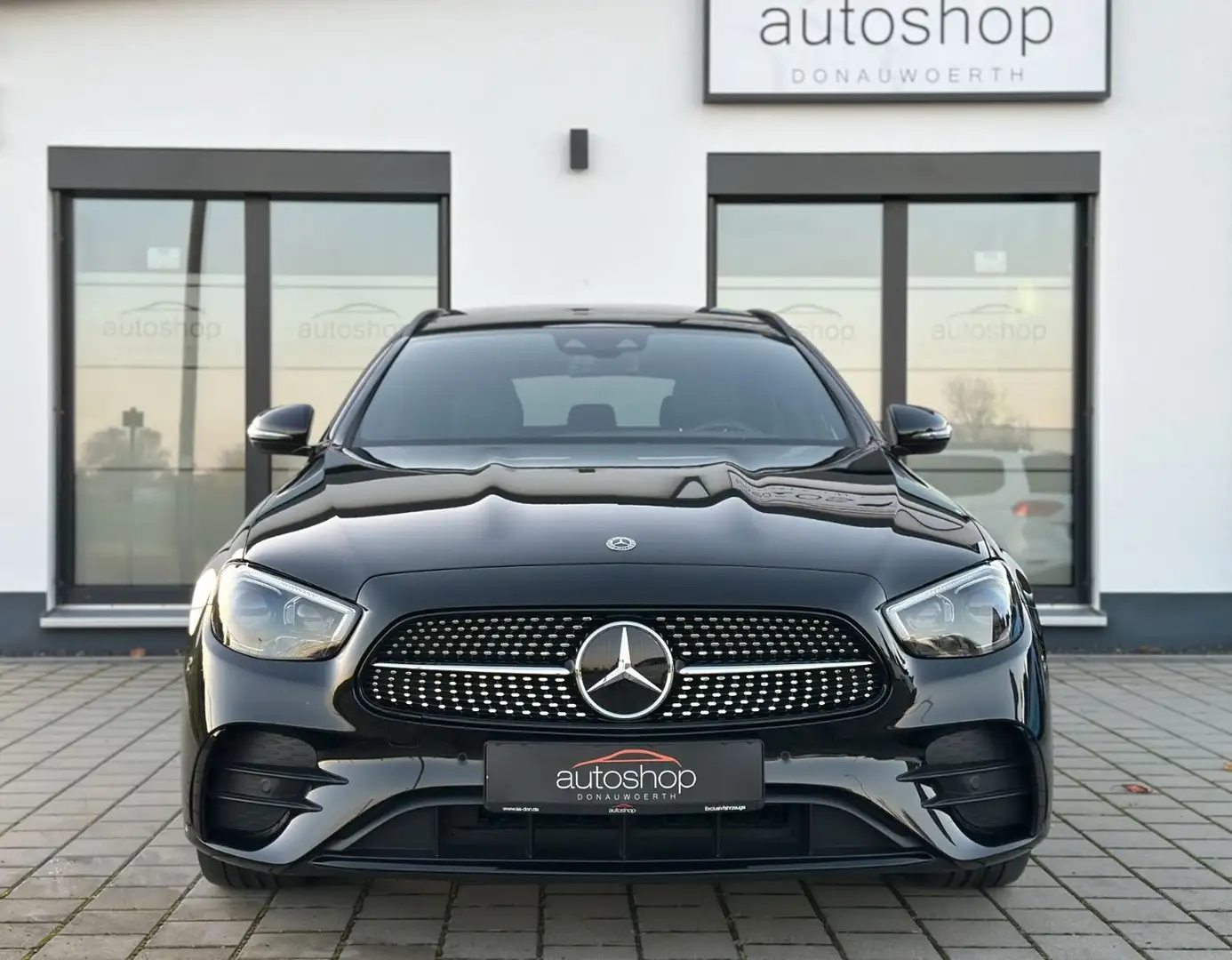 Mercedes-Benz E 300 e T/AMG/Multibeam/Burmester/Pano/Memory Noir - 2