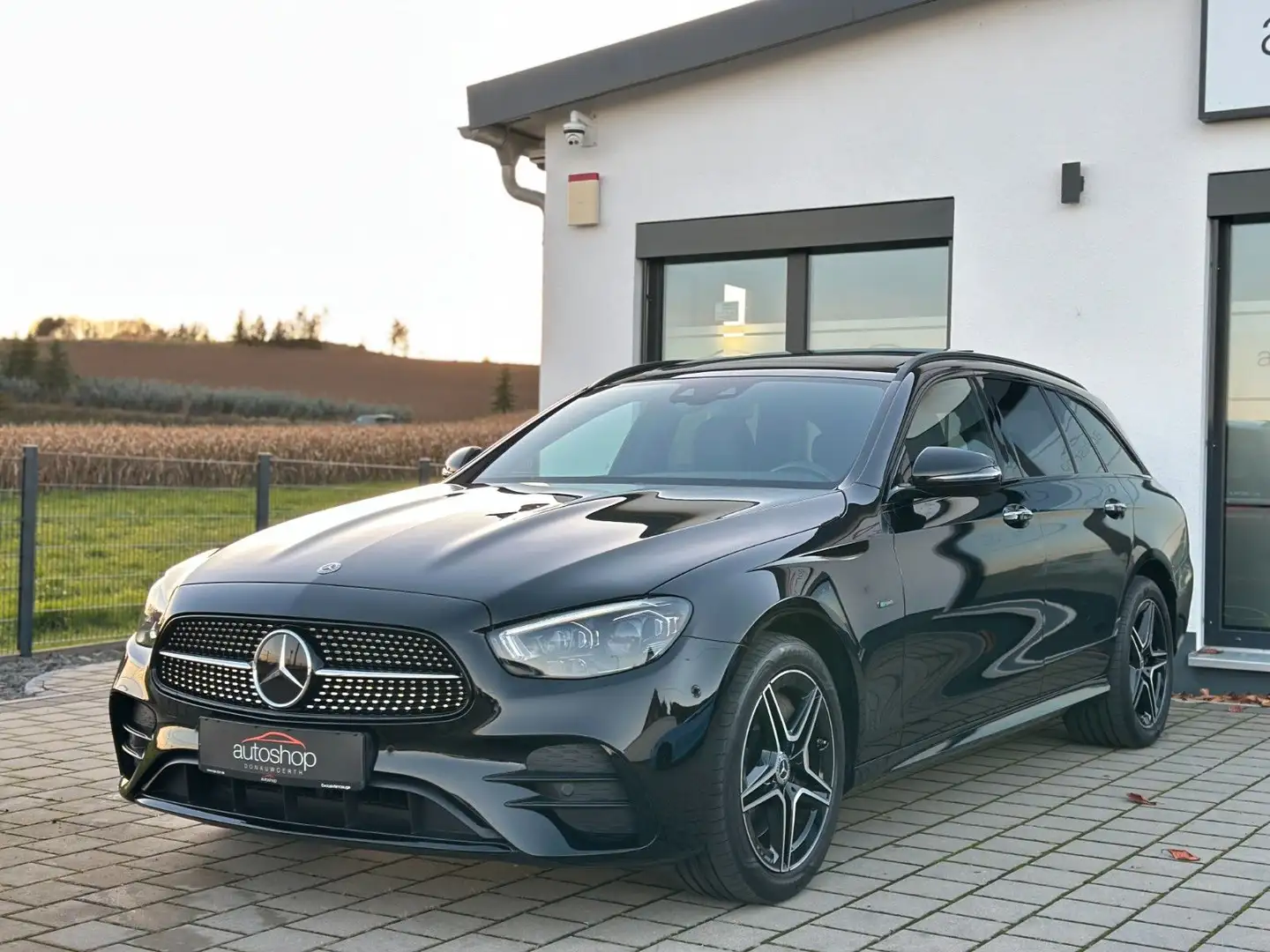 Mercedes-Benz E 300 e T/AMG/Multibeam/Burmester/Pano/Memory Noir - 1