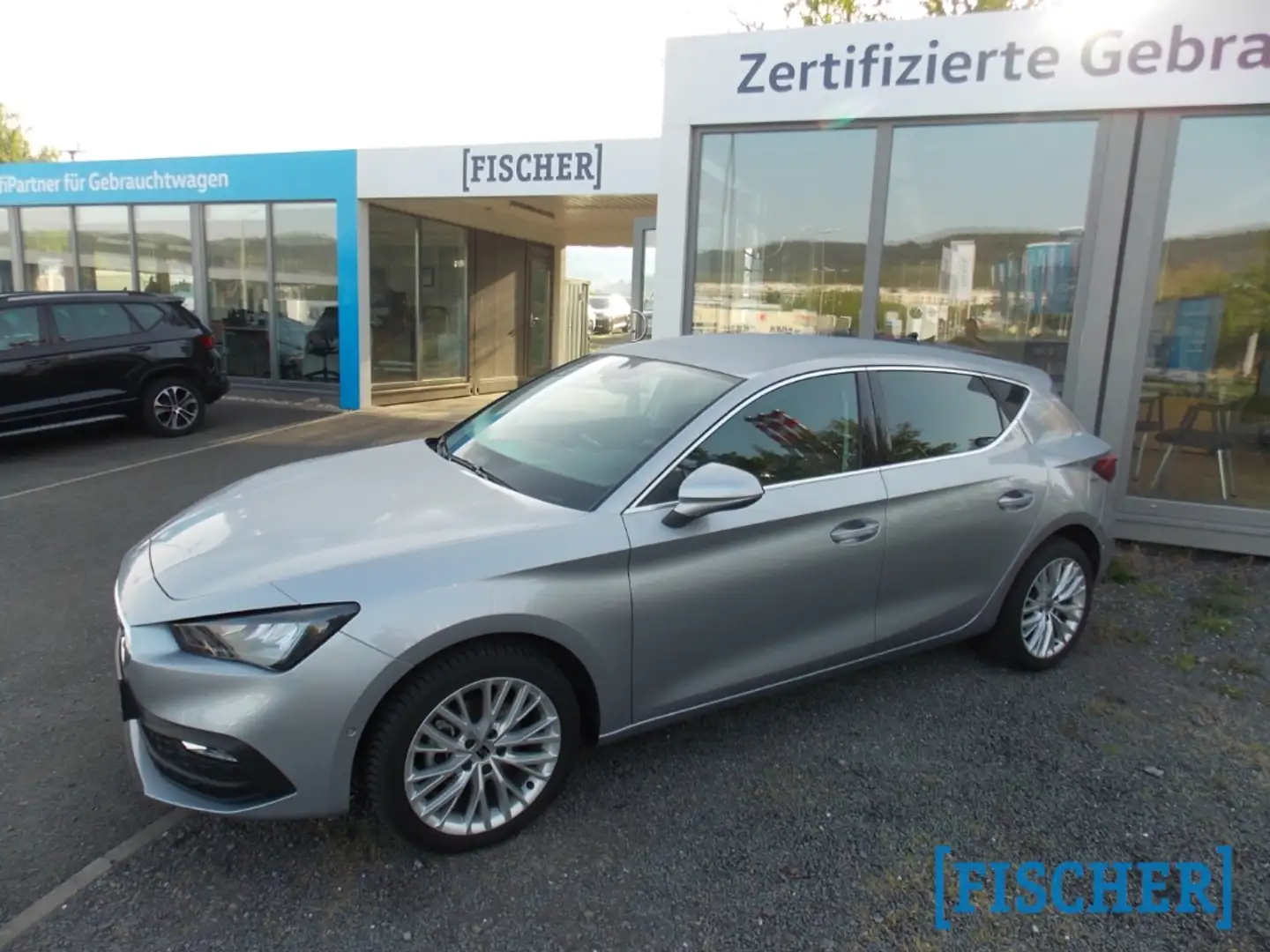 SEAT Leon 1.5 eTSI DSG Xcellence LED Navi ACC Zilver - 2