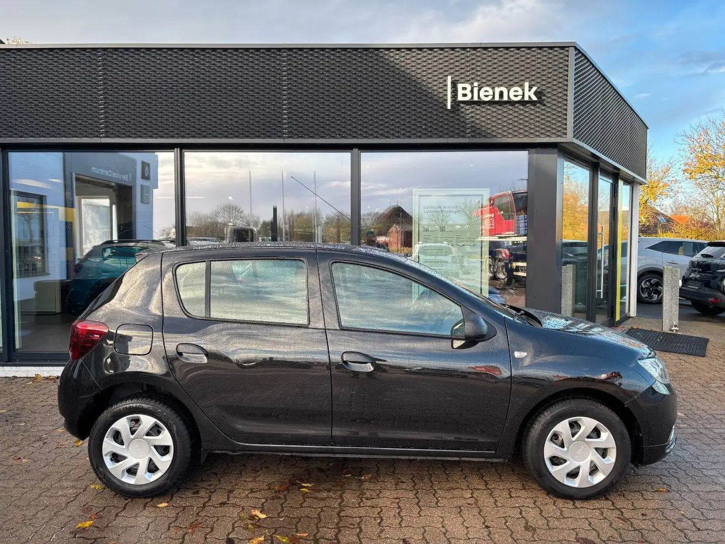 Dacia Sandero SCe 75 Essential Schwarz - 1