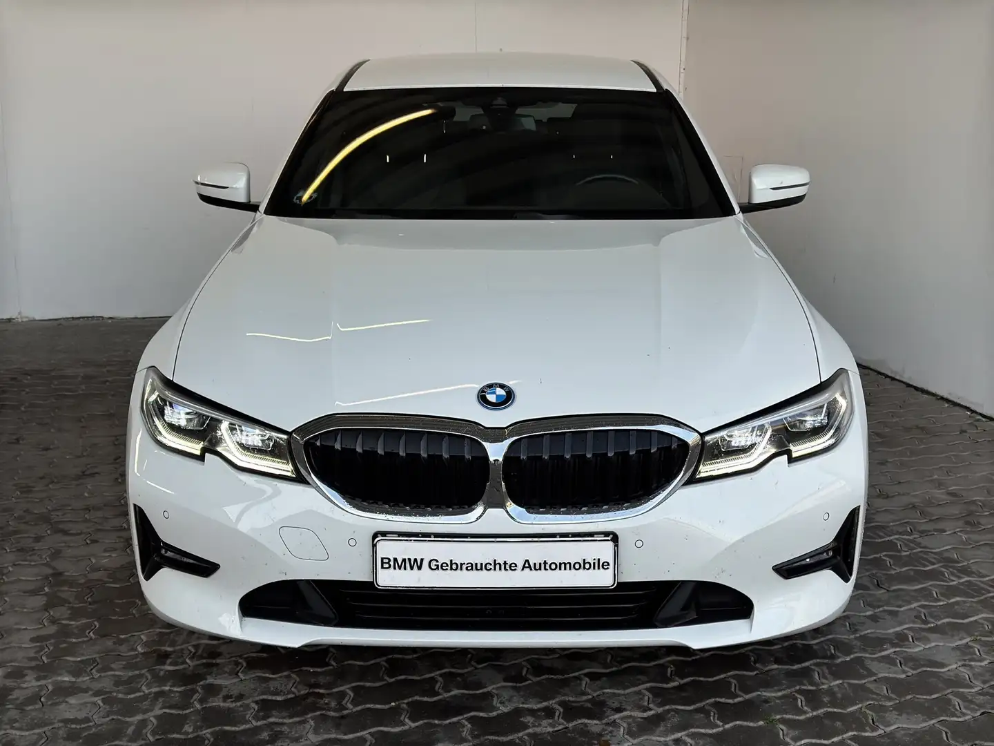 BMW 320 e Lim. Advantage LiveCock.Laserl.DriveAss.SHZ Weiß - 1