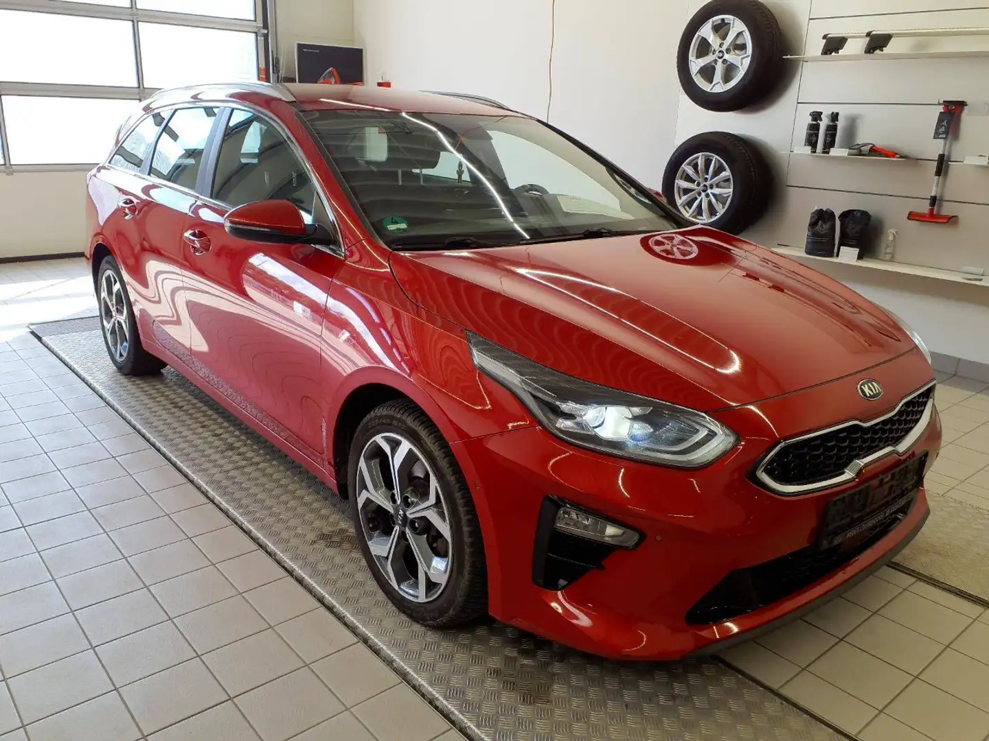 Kia Ceed SW / cee'd SW 1.6 CRDi Spirit Rojo - 1