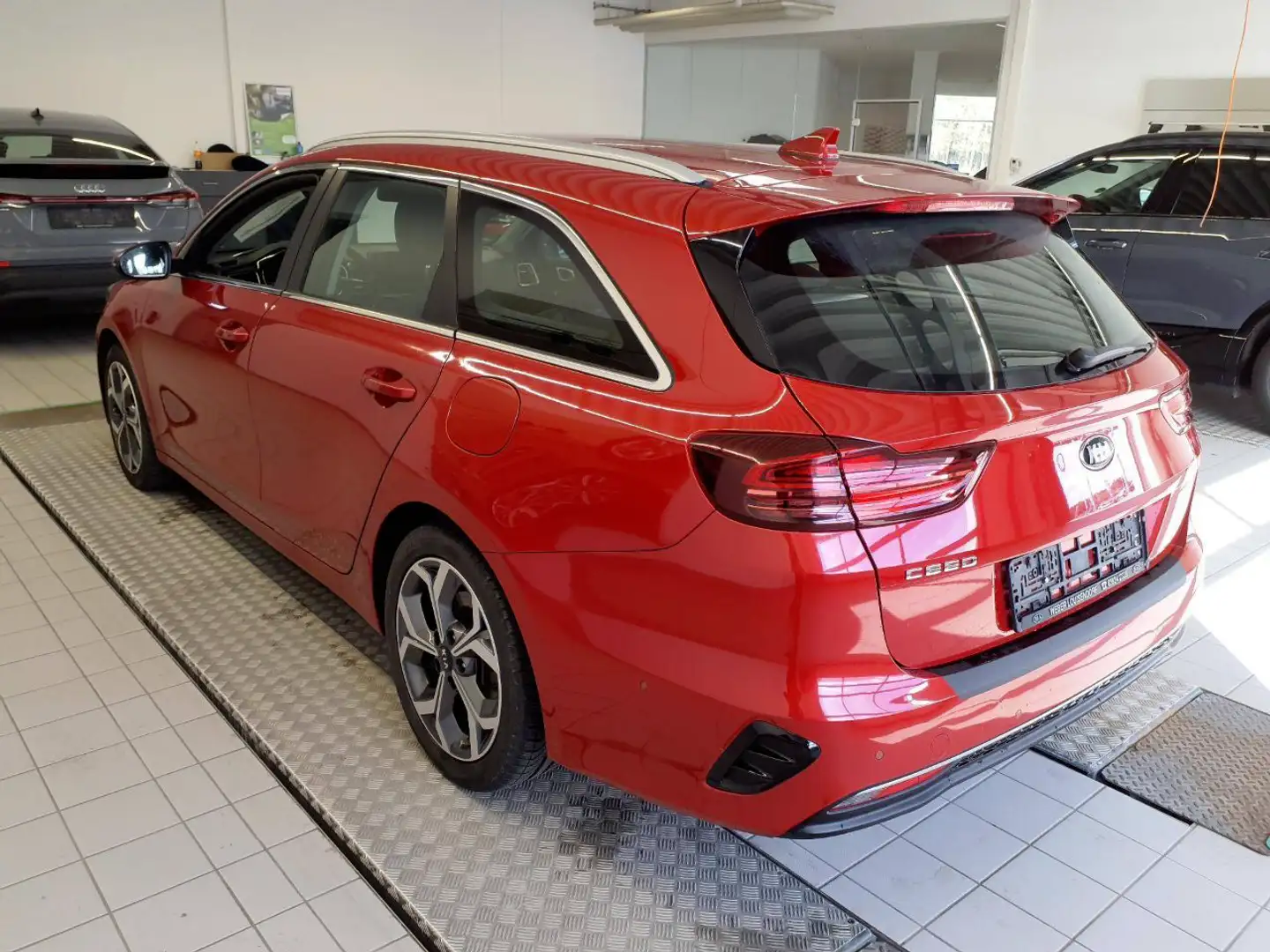 Kia Ceed SW / cee'd SW 1.6 CRDi Spirit Rojo - 2