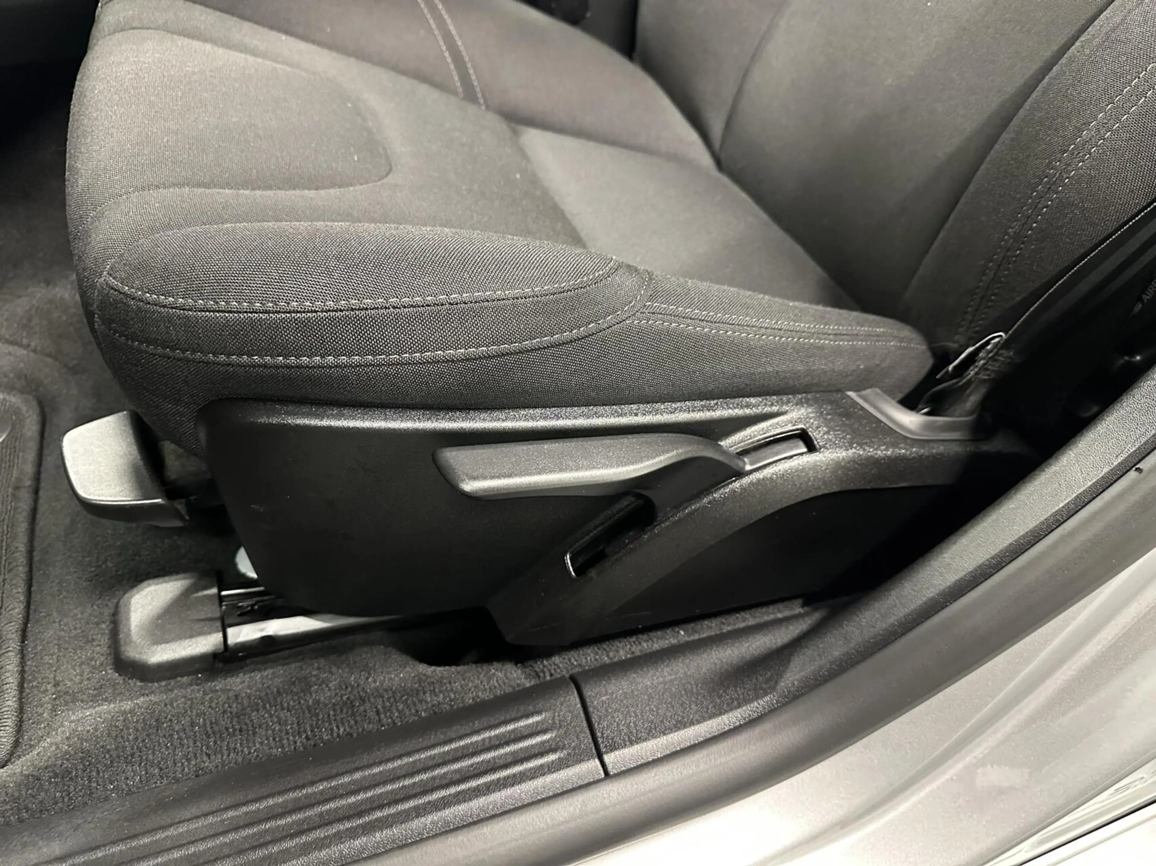 Volvo V40 2.0 T2 Summum NAVI LM CRUISE STOELVERWARMING 10800 — photo 15