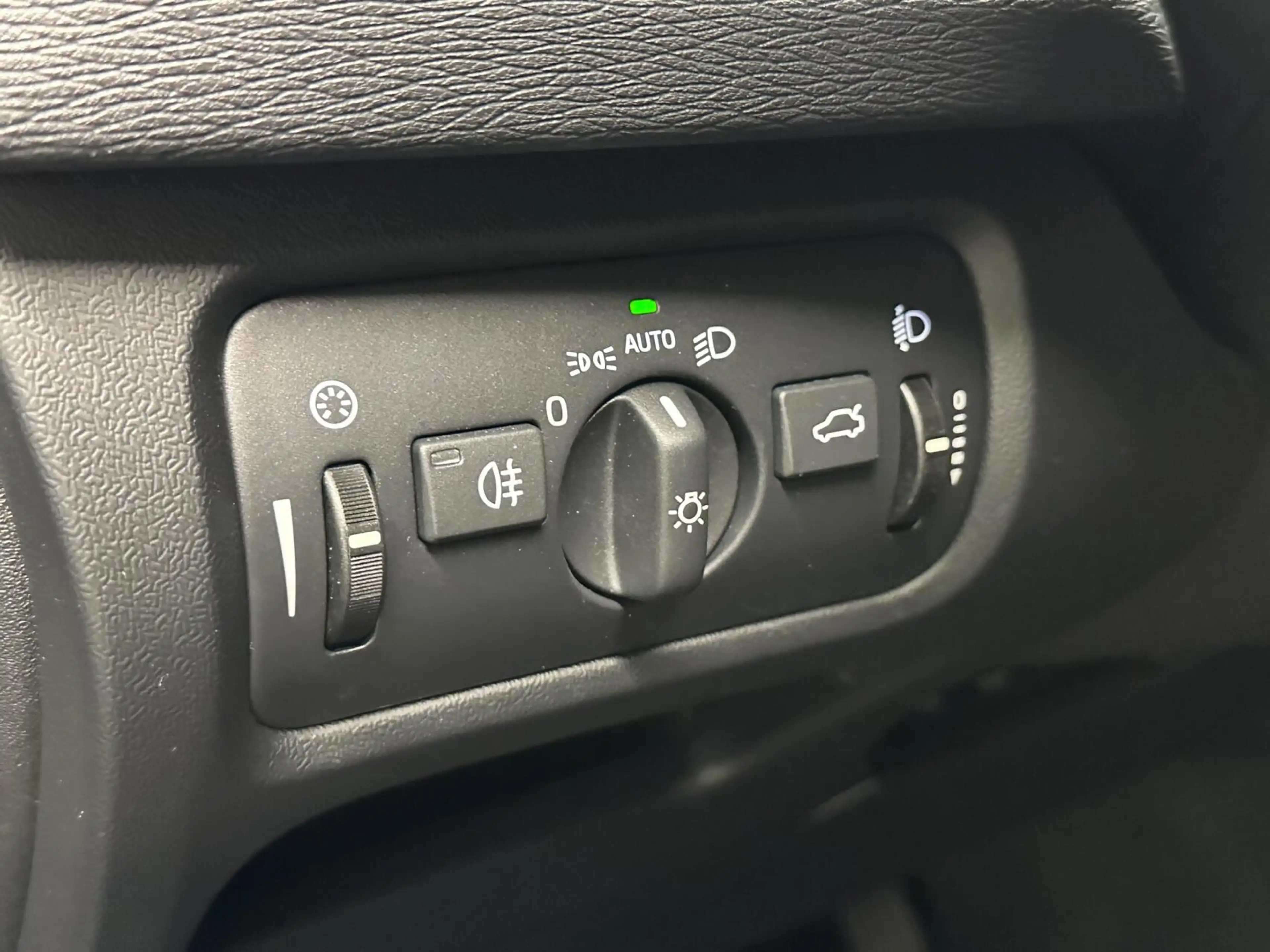 Volvo V40 2.0 T2 Summum NAVI LM CRUISE STOELVERWARMING 10800 — photo 14