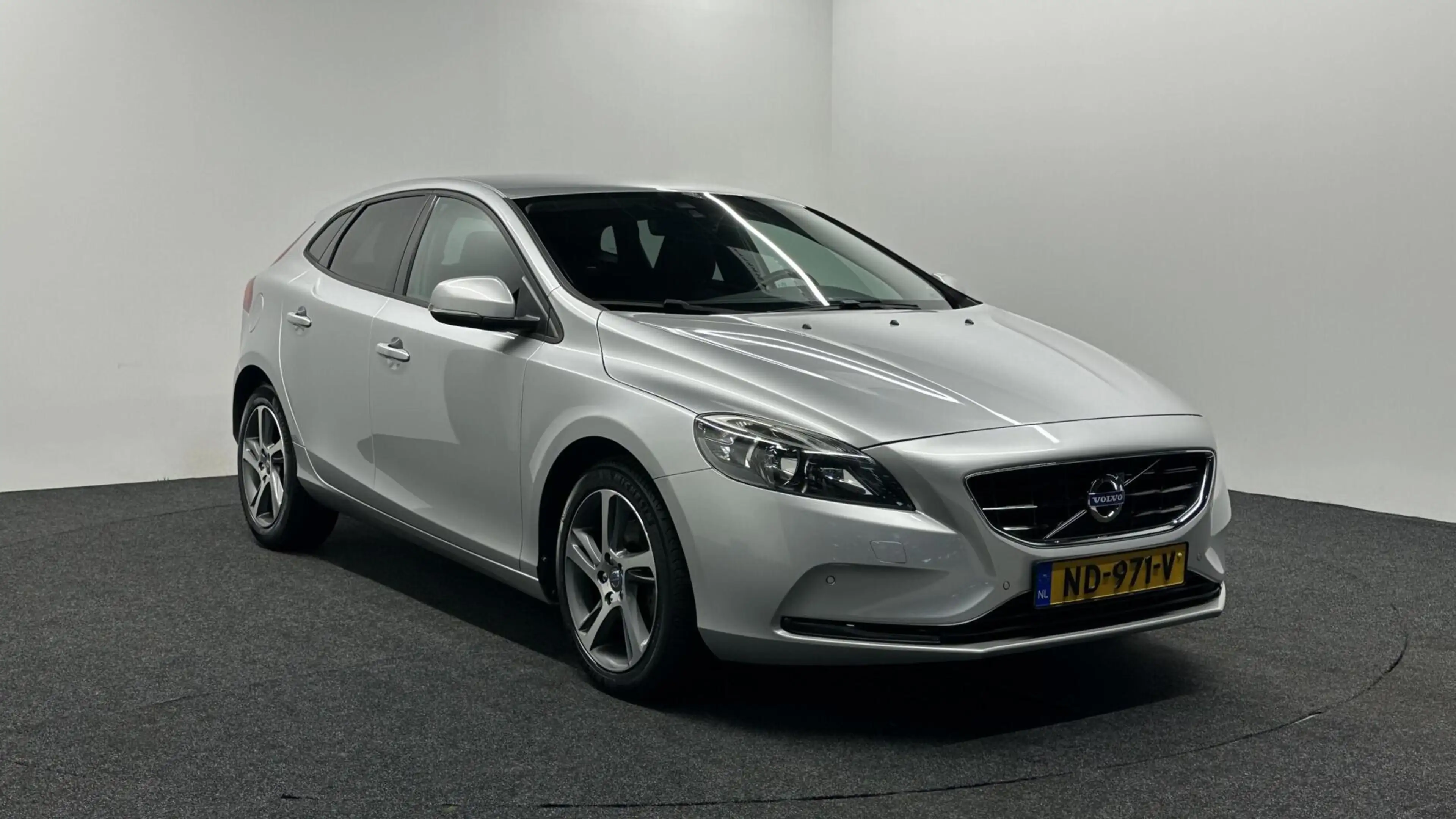 Volvo V40 2.0 T2 Summum NAVI LM CRUISE STOELVERWARMING 10800 — photo 3