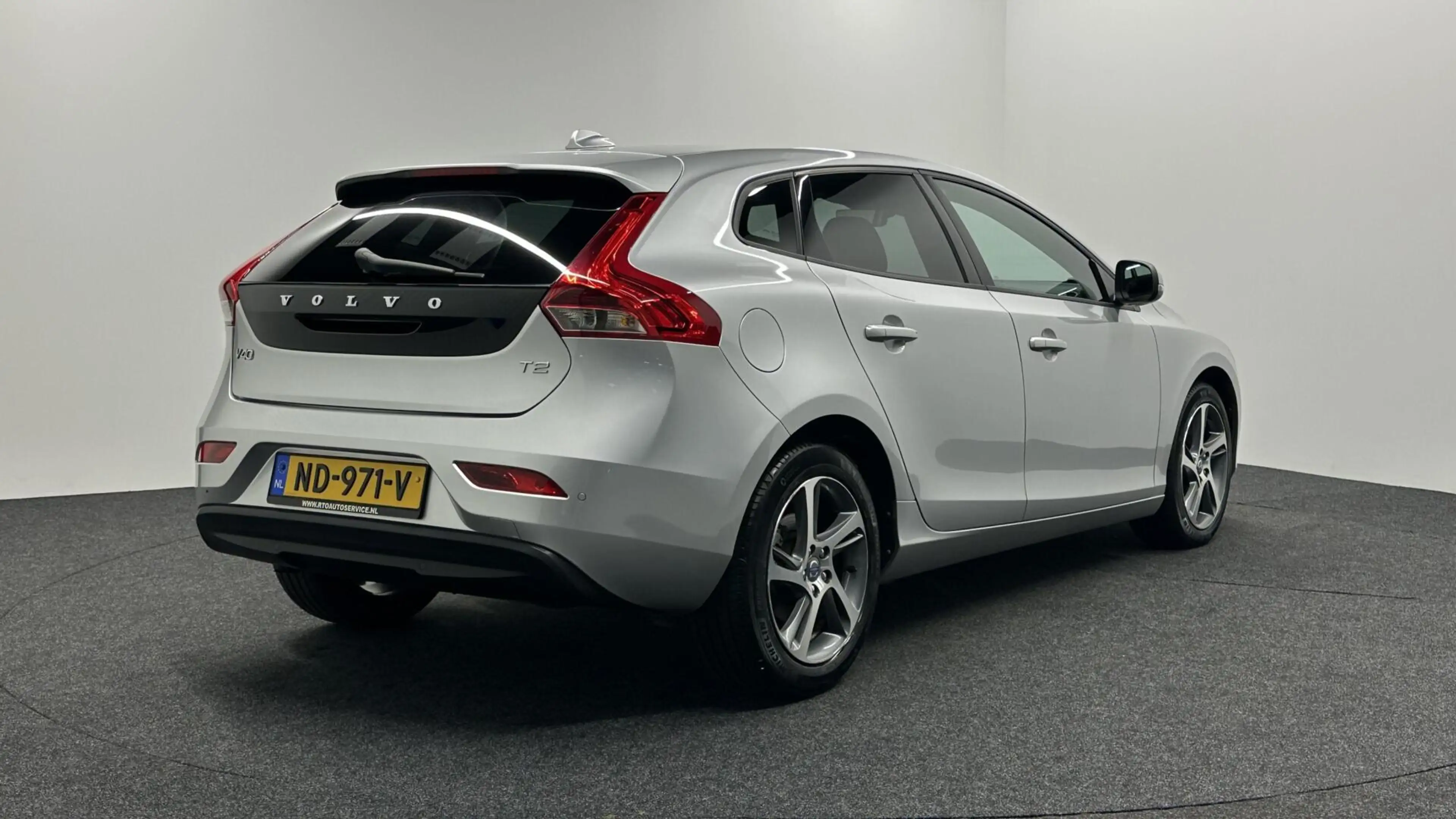Volvo V40 2.0 T2 Summum NAVI LM CRUISE STOELVERWARMING 10800 — photo 5