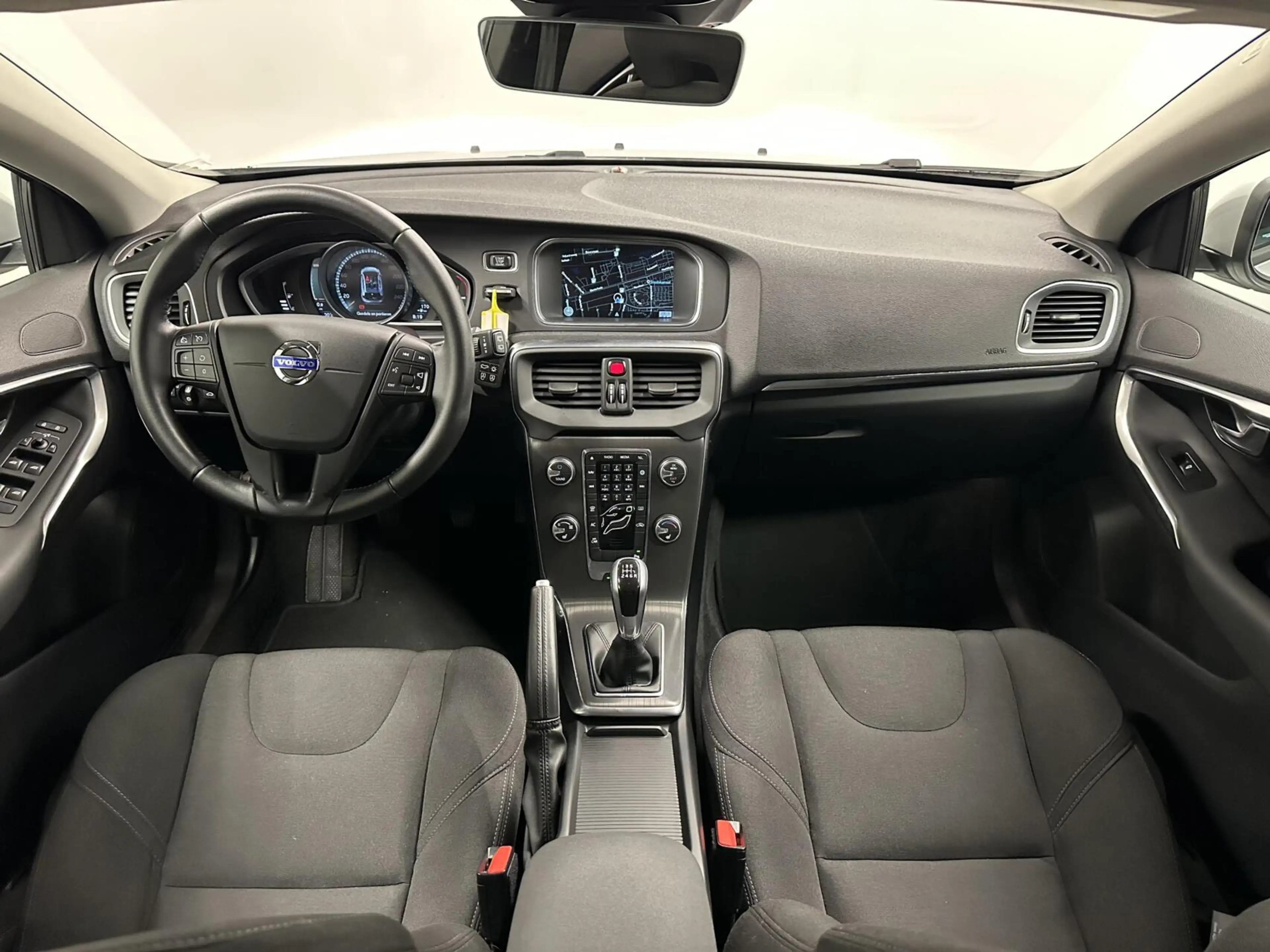 Volvo V40 2.0 T2 Summum NAVI LM CRUISE STOELVERWARMING 10800 — photo 2