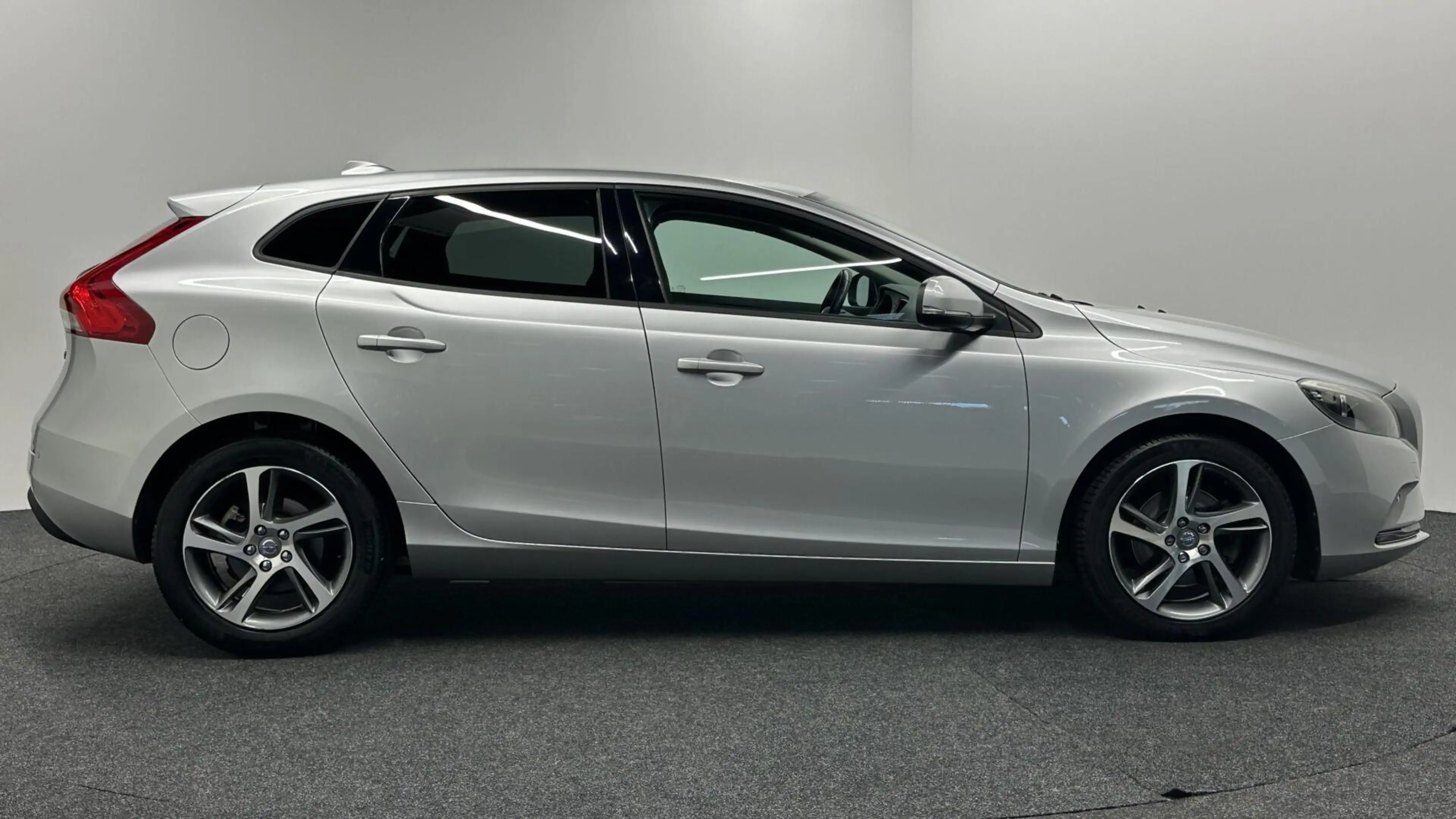 Volvo V40 2.0 T2 Summum NAVI LM CRUISE STOELVERWARMING 10800 — photo 9