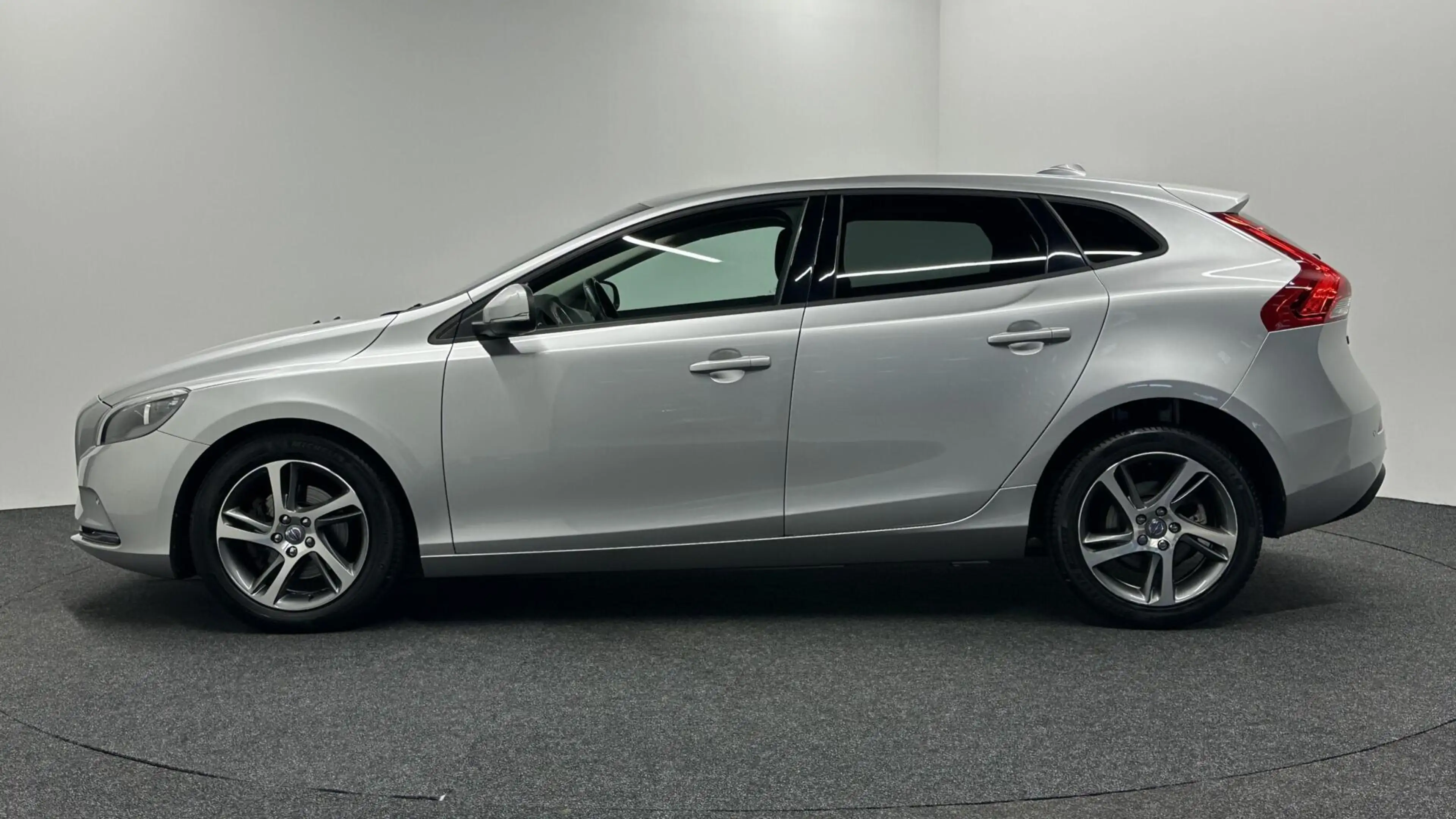Volvo V40 2.0 T2 Summum NAVI LM CRUISE STOELVERWARMING 10800 — photo 8