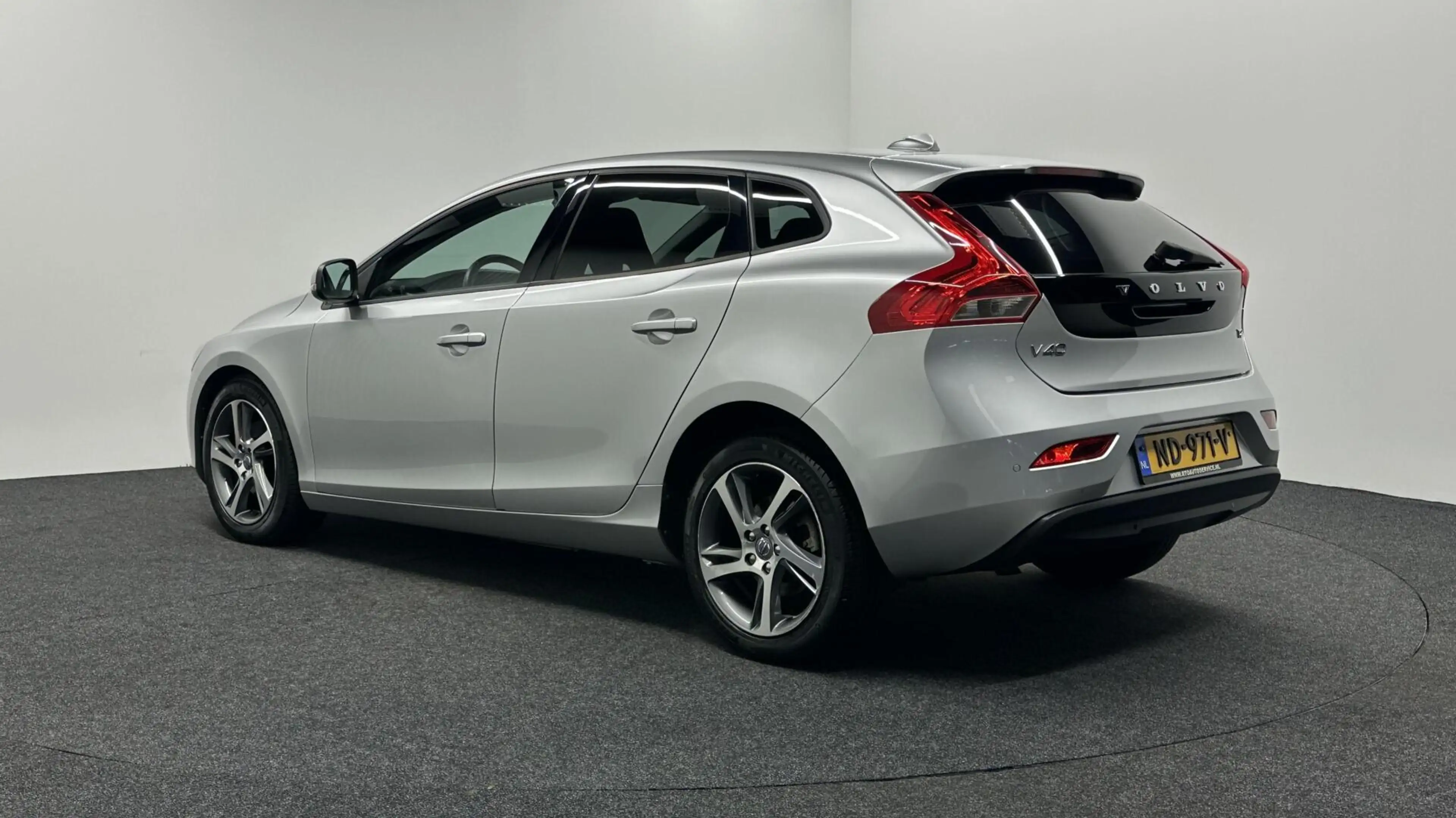 Volvo V40 2.0 T2 Summum NAVI LM CRUISE STOELVERWARMING 10800 — photo 4