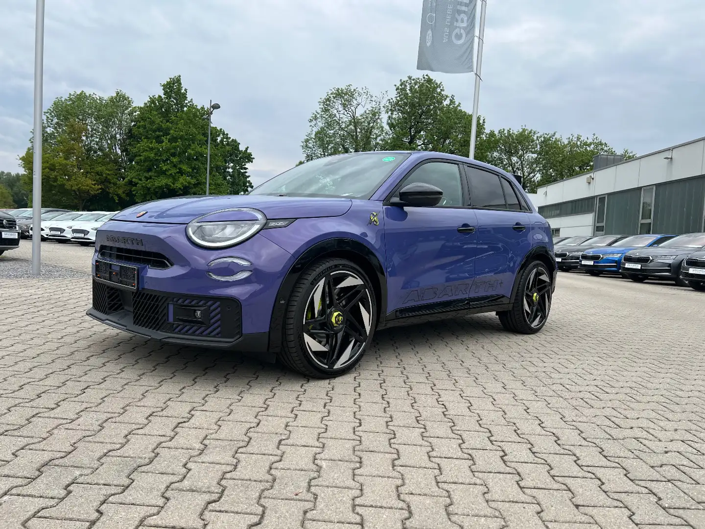Abarth 600e Scorpionissima LED Navi Leder Sabelt Kamera Paars - 1