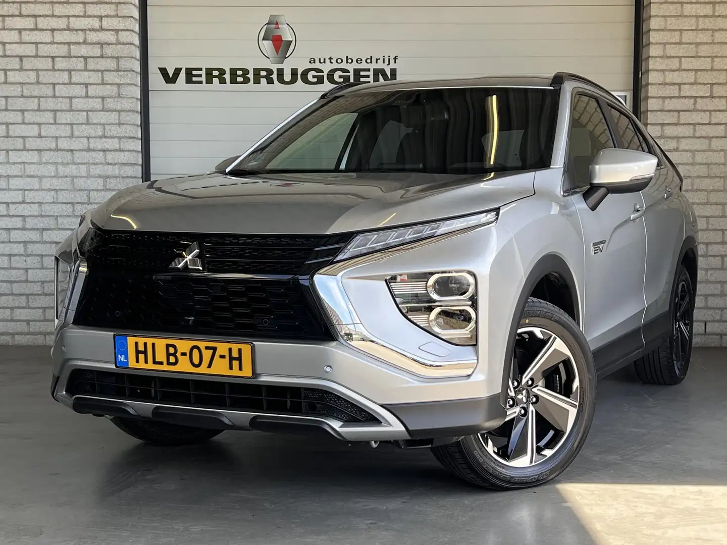 Mitsubishi Eclipse Cross 2.4 PHEV Intense+ | 18" LMV | Carplay | Camera | N Grijs - 1