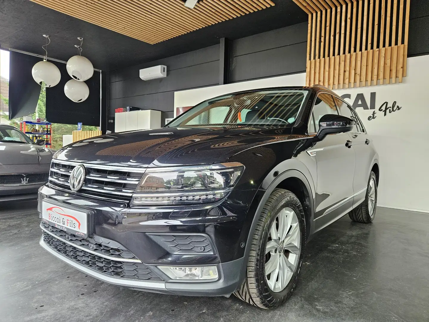 Volkswagen Tiguan 2.0 TDi SCR 4Motion Highline BMT DSG Noir - 1