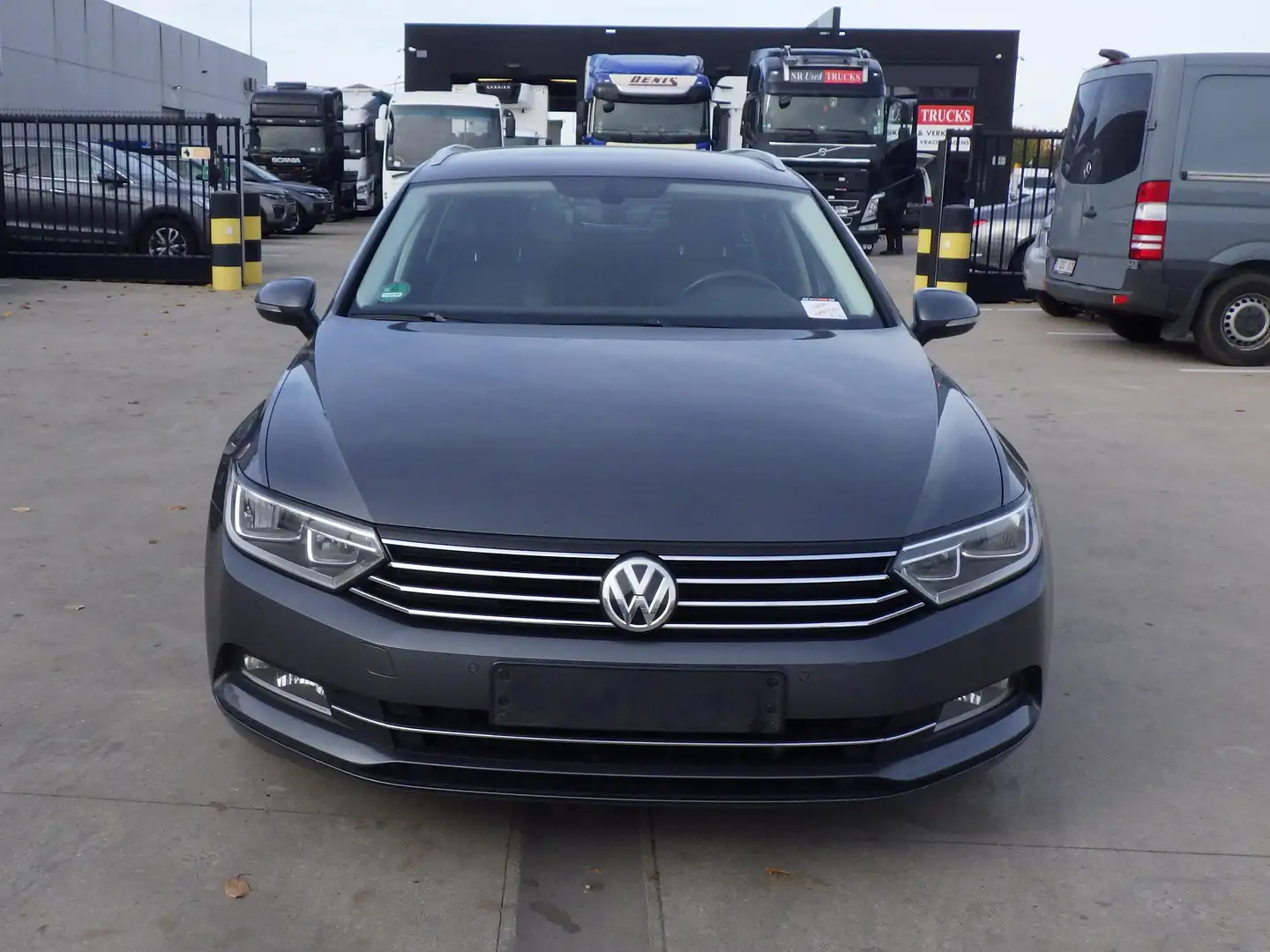 Volkswagen Passat (Stock ID 87841) Gris - 2