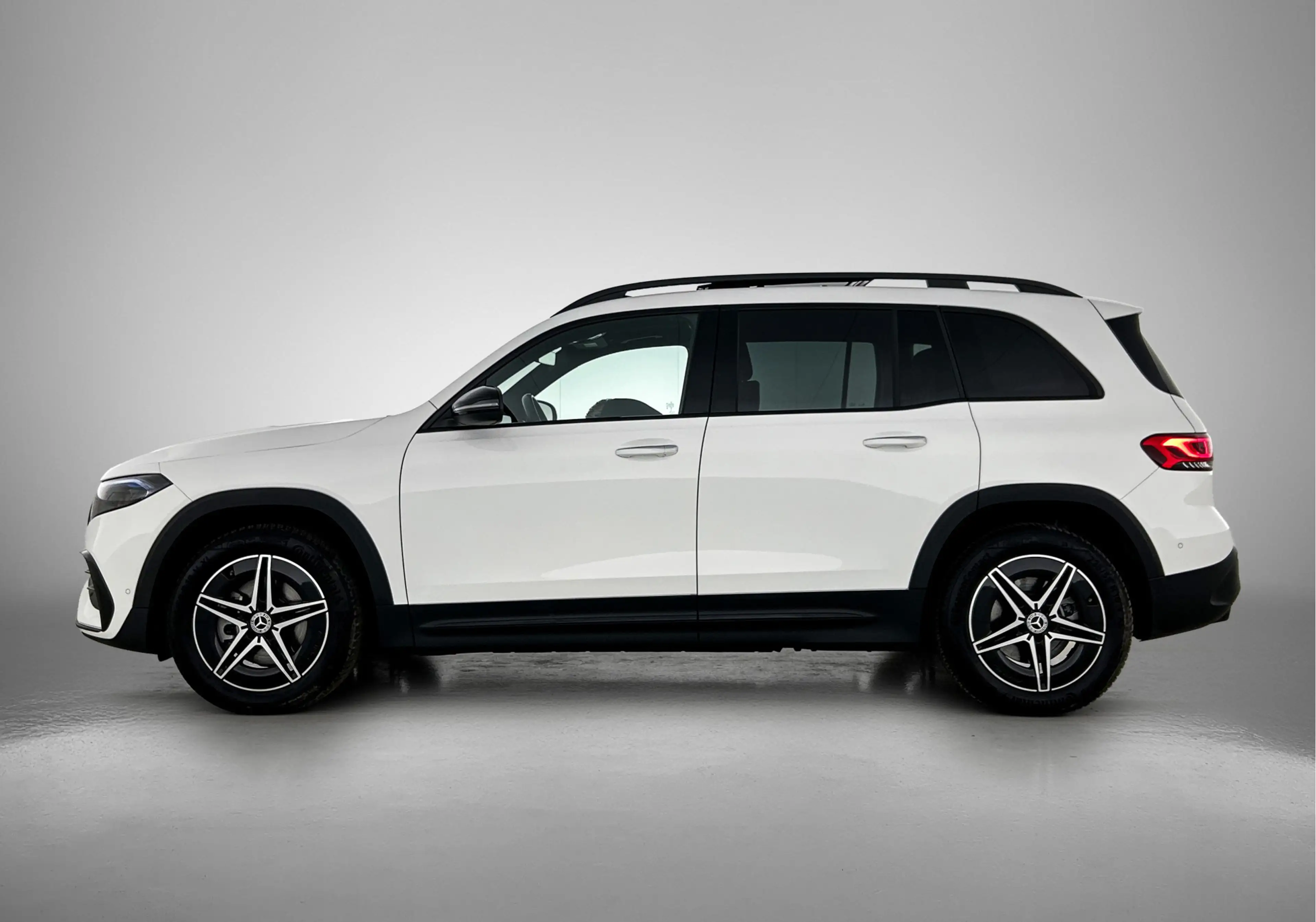 Mercedes-Benz EQB 250 AMG Line 7p. 67 kWh lichtmetalen velgen |Panoramad — photo 3