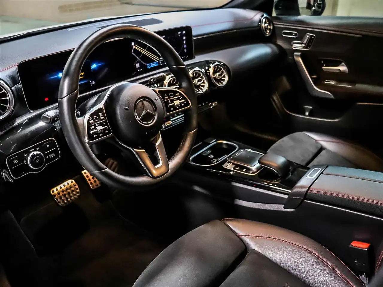 Mercedes-Benz CLA снимка Mercedes-Benz CLA