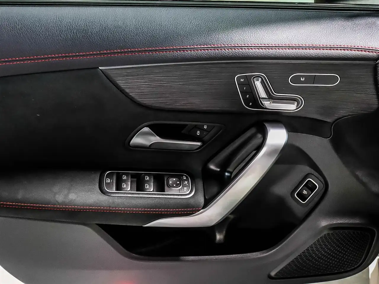 Mercedes-Benz CLA снимка Mercedes-Benz CLA