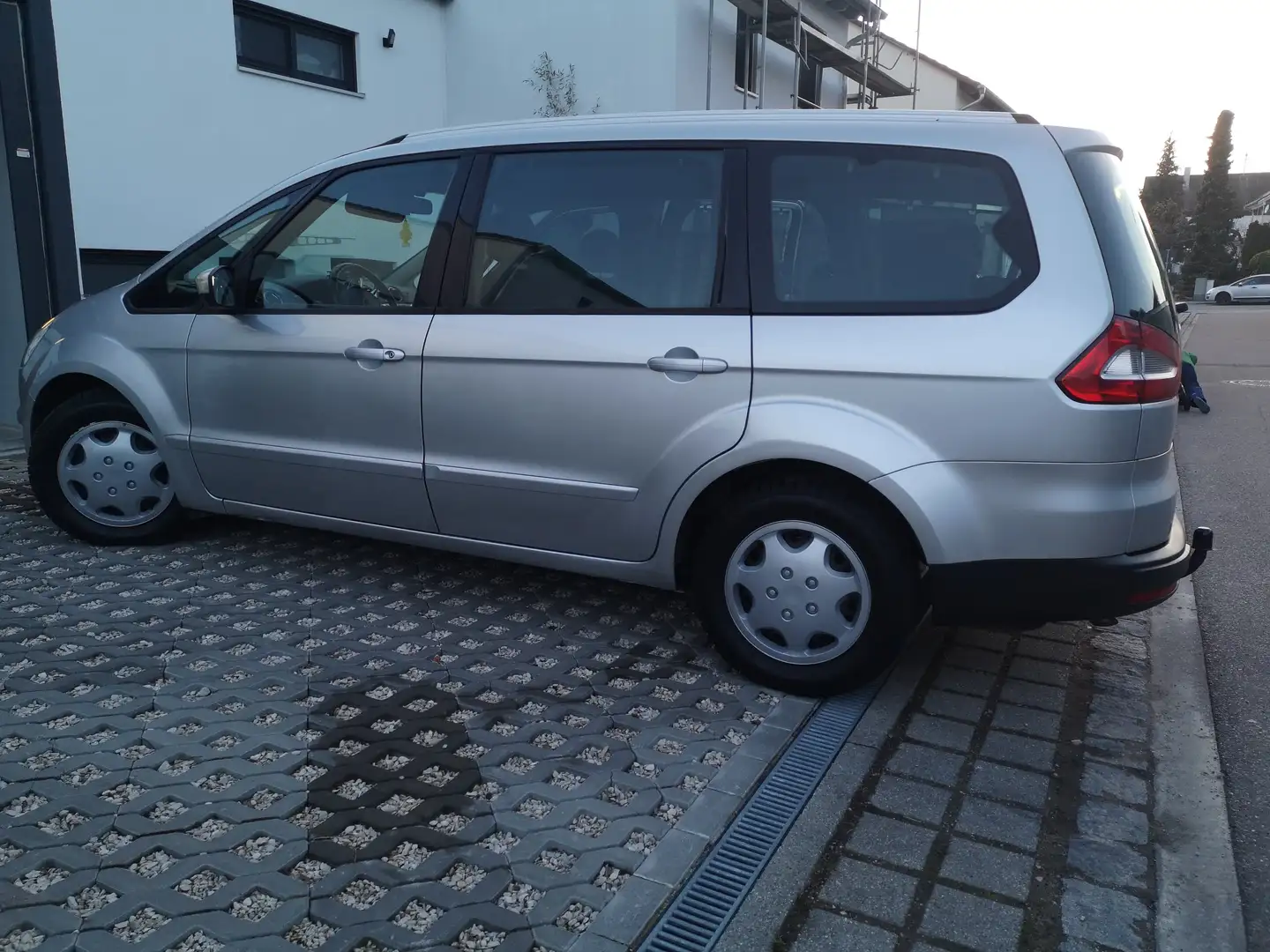 Ford Galaxy Galaxy 2.0 TDCi DPF Trend Silber - 1